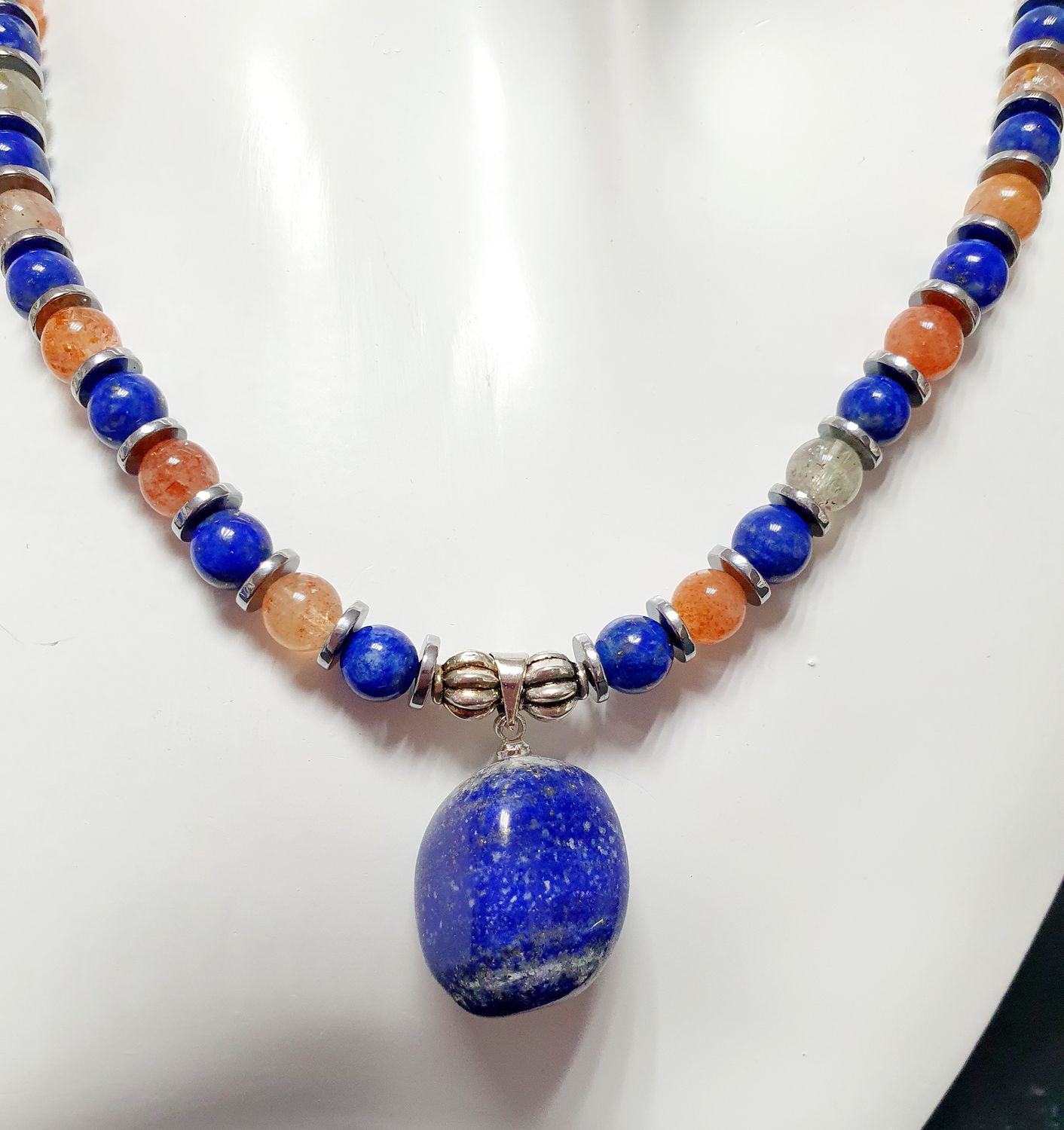 🙏 AIDE ALLERGIES SAISONNIÈRES 🙏 Magnifique collier extensible 57cm facile à enfiler. Perles en 💙 LAPIS-LAZULI/PIERRE DE SOLEIL 🌞 Fait main. Création artisanale. Exemplaire unique.