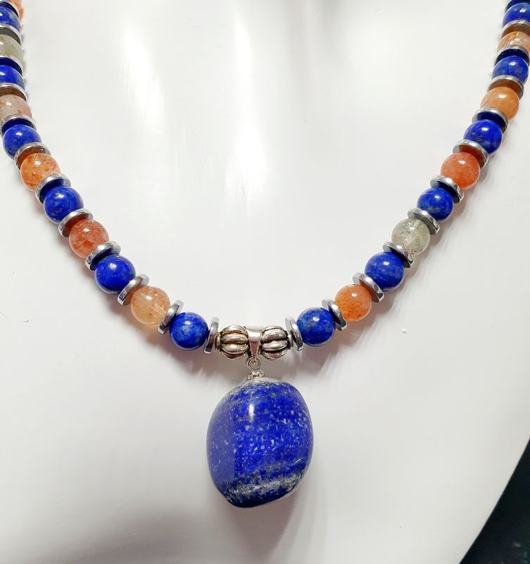 🙏 AIDE ALLERGIES SAISONNIÈRES 🙏 Magnifique collier extensible 57cm facile à enfiler. Perles en 💙 LAPIS-LAZULI/PIERRE DE SOLEIL 🌞 Fait main. Création artisanale. Exemplaire unique.