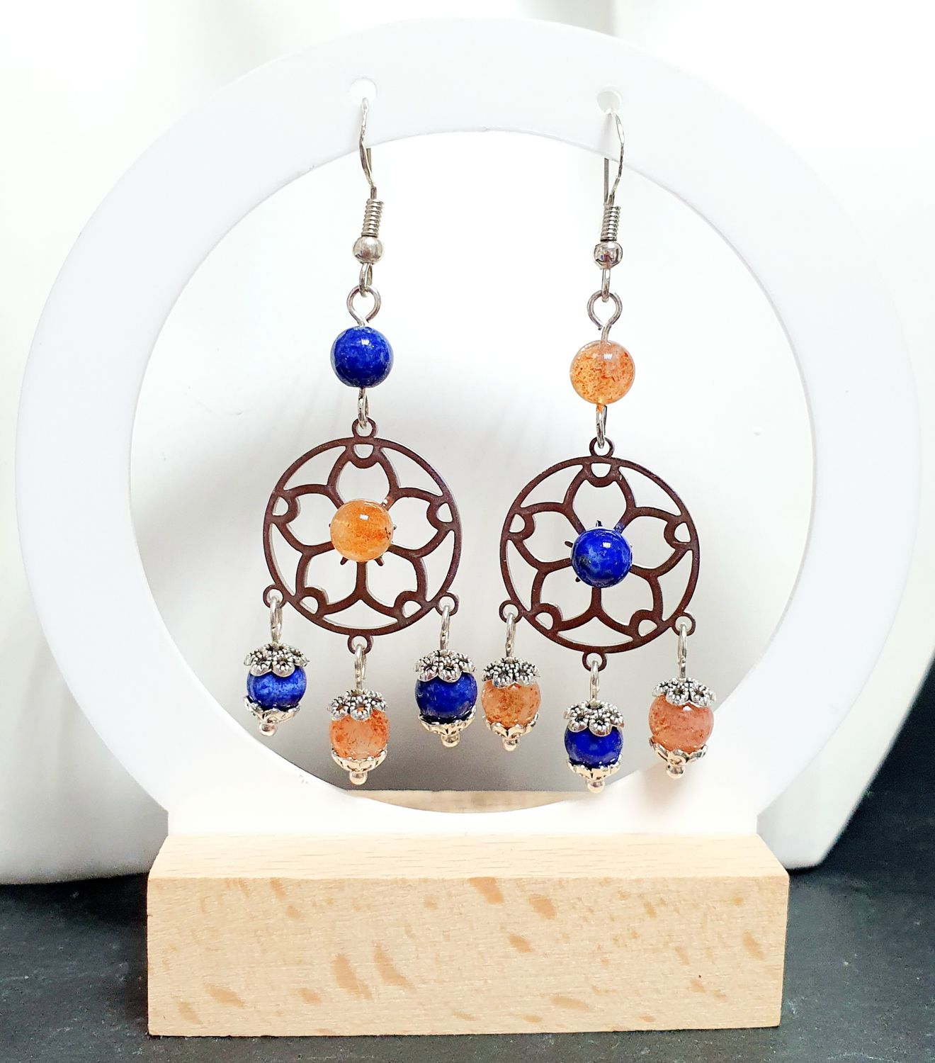 🙏 AIDE ALLERGIES SAISONNIÈRES 🙏 Très belles boucles d&#39;oreilles attrape-rêves. Perles en 💙 LAPIS-LAZULI/PIERRE DE SOLEIL 🌞 Création artisanale. Exemplaire unique.