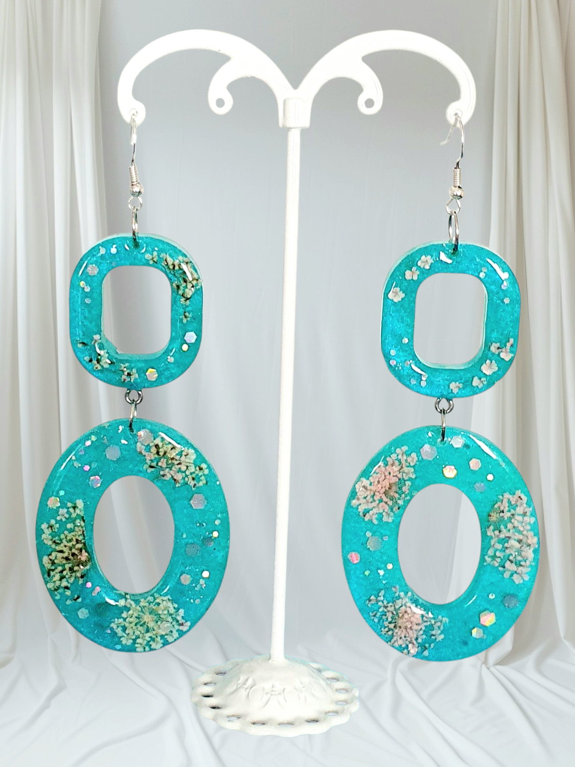 💙 Grandes boucles d&#39;oreilles en résine turquoise. Véritables fleurs sechées. Création artisanale. Exemplaire unique.