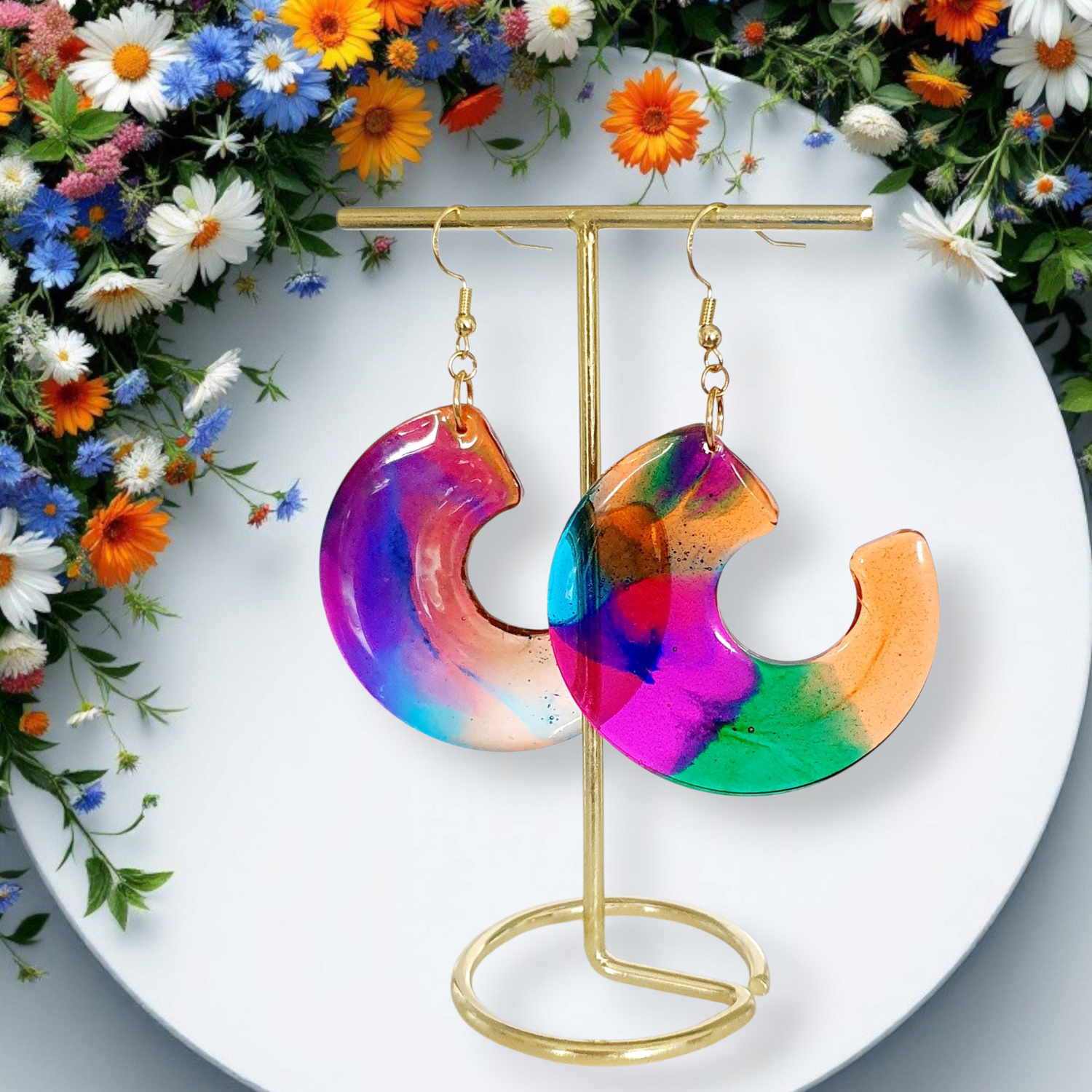 🌈 Créoles plates ouvertes en résine transparente et encres vitrail multicolores. Création artisanale. Exemplaire unique.