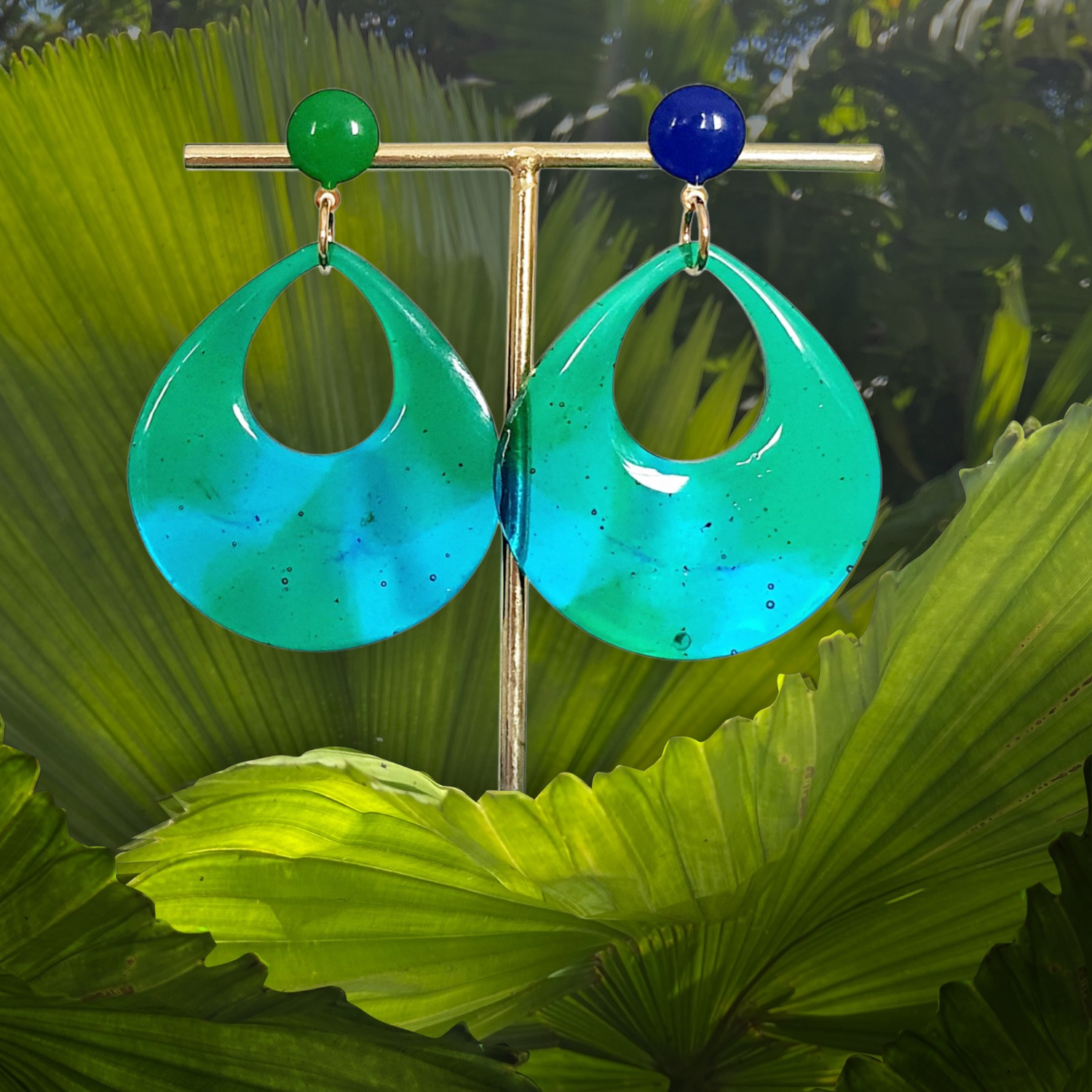 💙💚 Boucles d&#39;oreilles gouttes ajourées en résine transparente et encres vitrail bleue et verte. Ultra légères à porter. Création artisanale. Exemplaire unique.