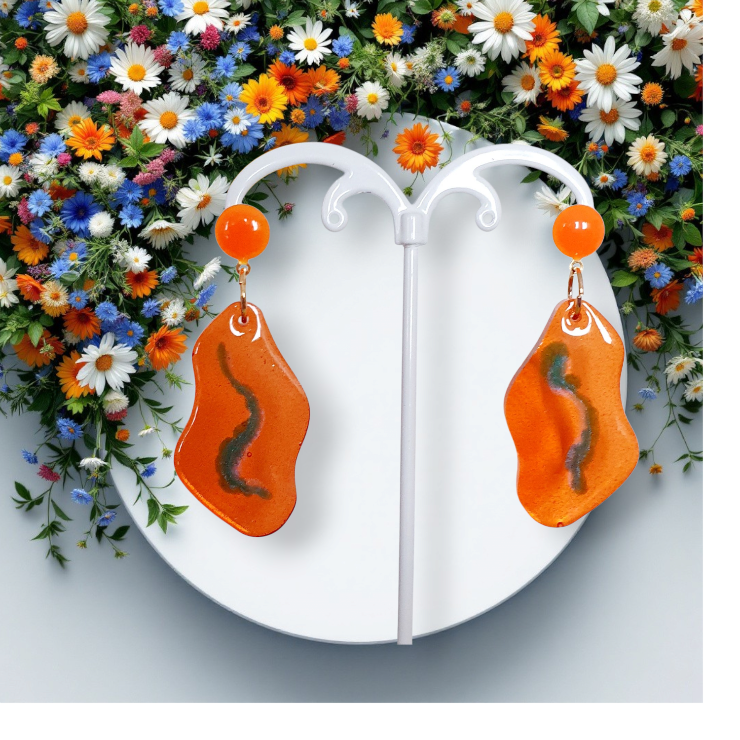 🧡 Boucles d&#39;oreilles en résine transparente et encre vitrail orange. Boutons d&#39;oreilles en émail brillant orange,  hypoallergéniques. Création artisanale. Exemplaire unique.