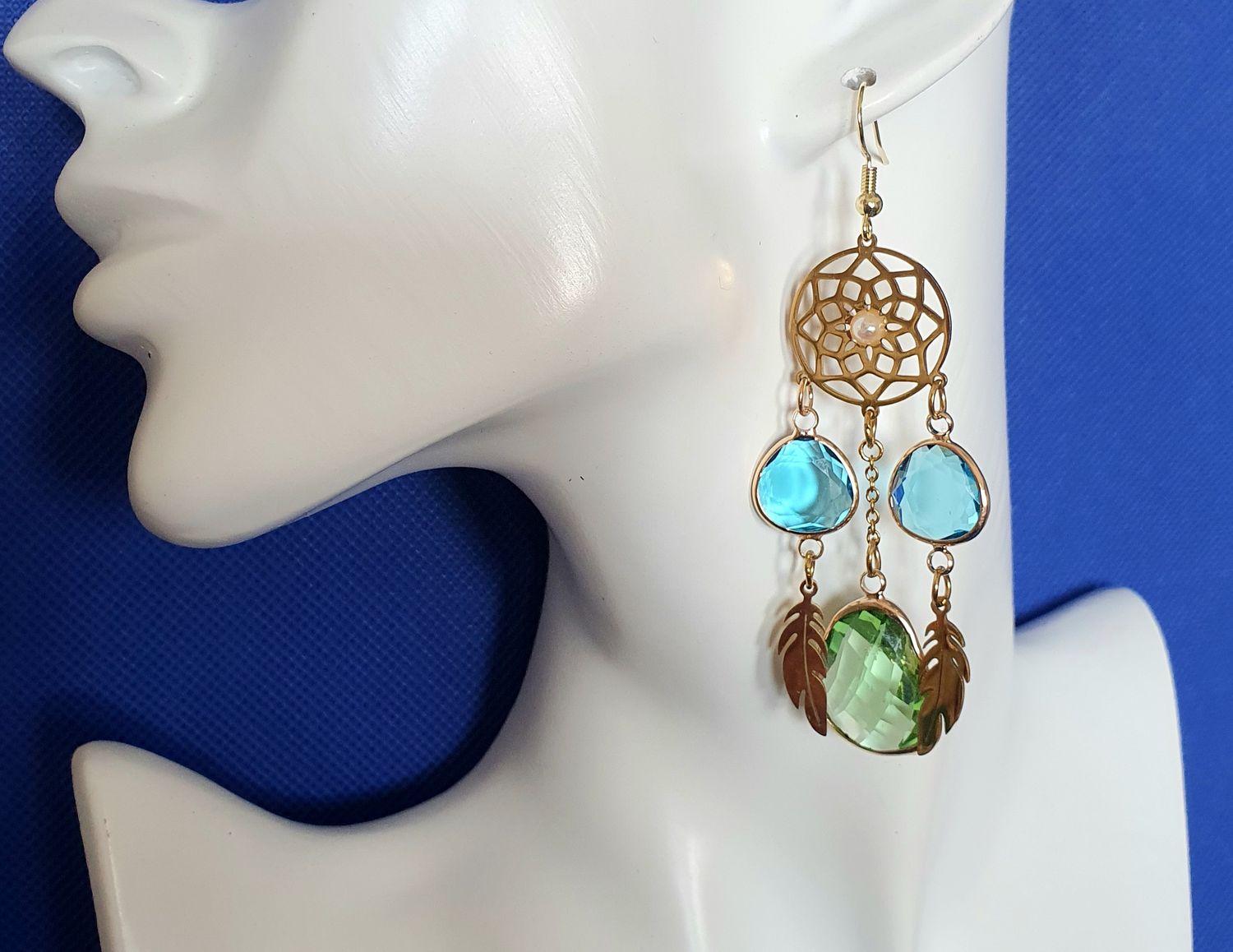 💙💚 BOHÊME CHIC 💚💙 Boucles d&#39;oreilles dorées attrape-rêves plumes. Pendentifs en cristal taillé Bleu Azur et Vert Amande. Très légères à porter. Création artisanale. Exemplaire unique