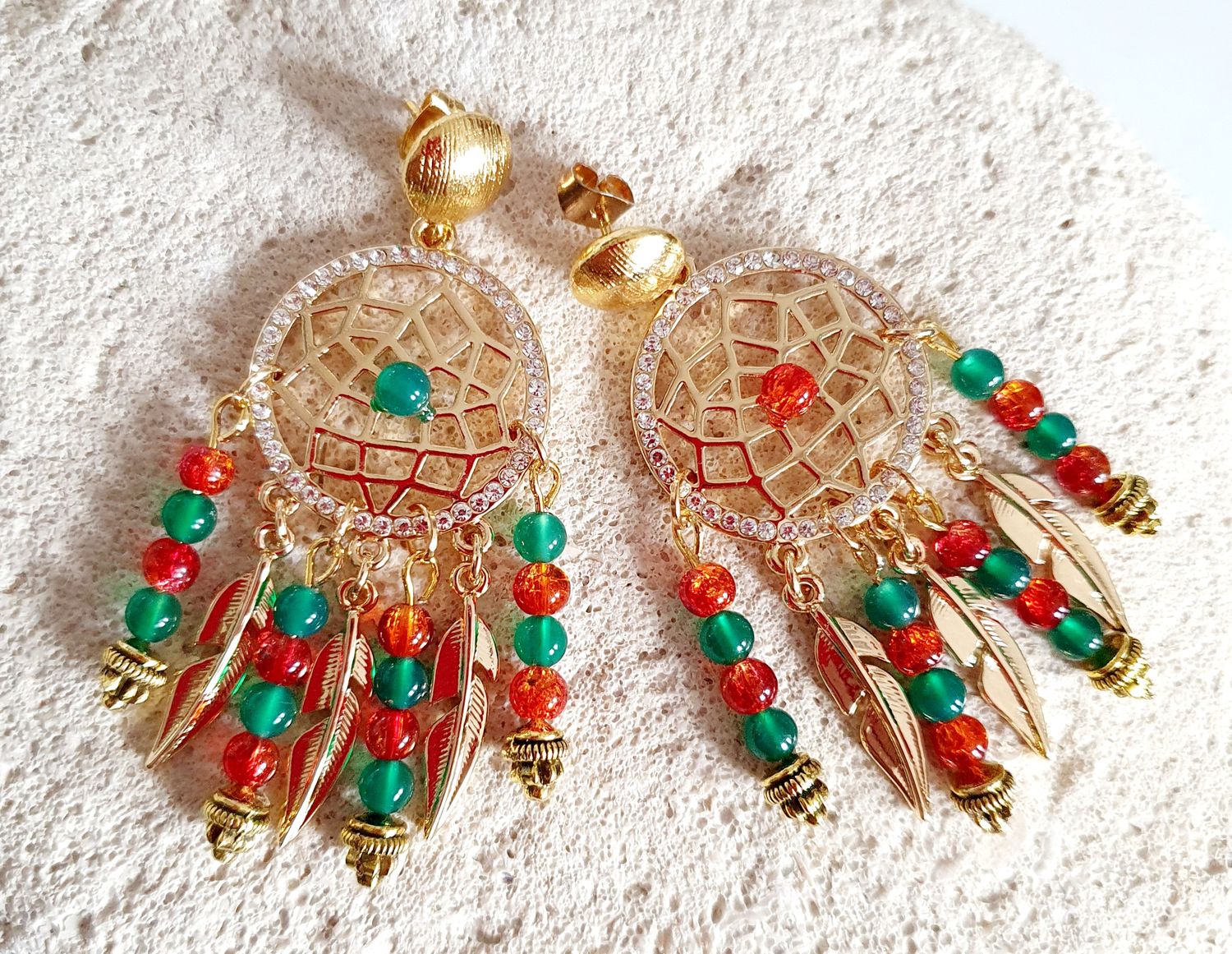 🟢🟠 Estivales et colorées 🟠🟢 Ravissantes boucles d&#39;oreilles attrape-rêves strassées, plumes dorées. Petites perles oranges et vertes en verre craquelé. Création artisanale. Exemplaire unique.