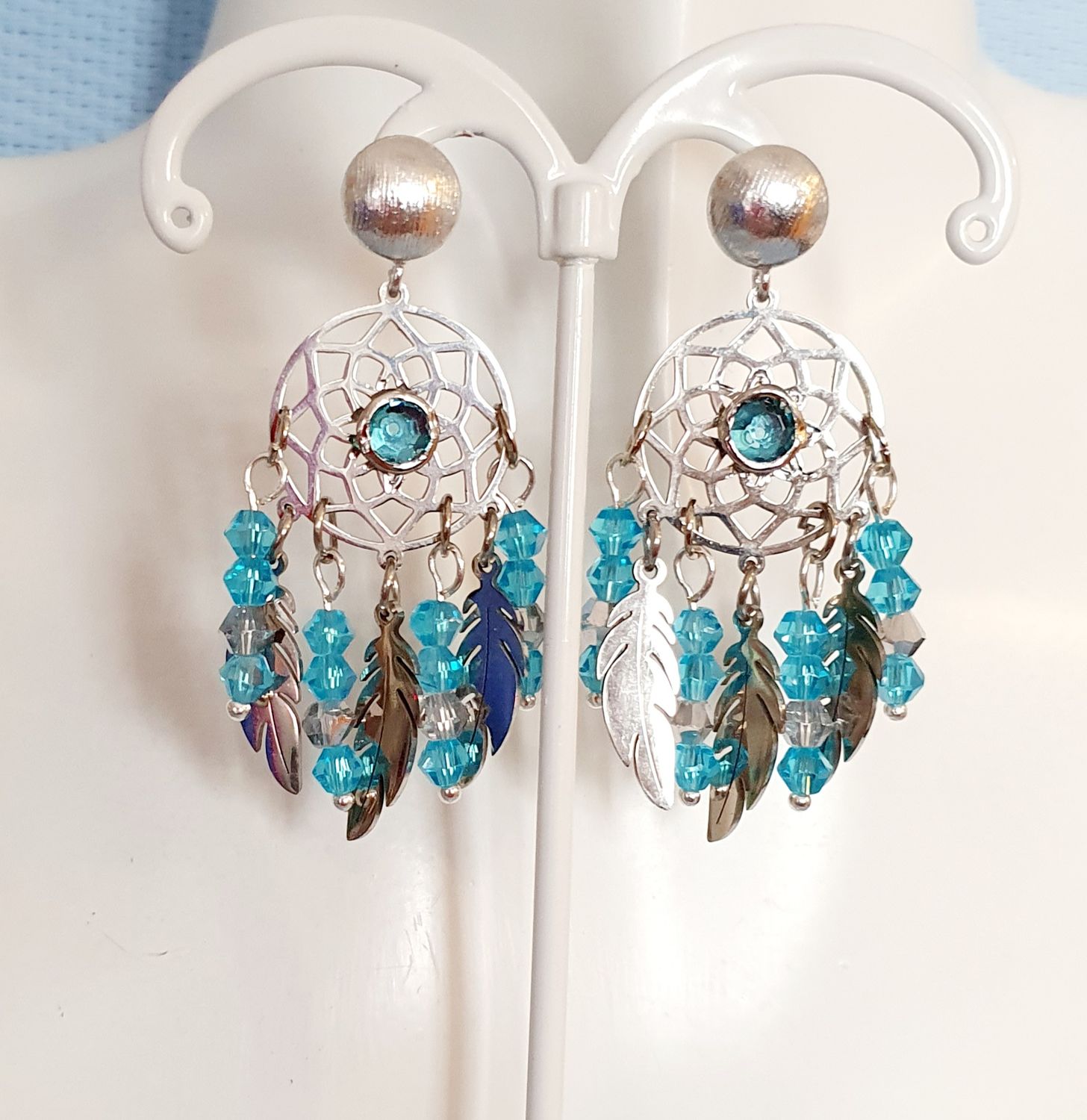 💙 AZUR 💙 Un avant-goût d&#39;Été 🌊⛱️🌞 Très jolies boucles d&#39;oreilles Attrape-rêves en acier inoxydable. Perles toupies Bleu Azur et Cristal. Création artisanale. Exemplaire unique.