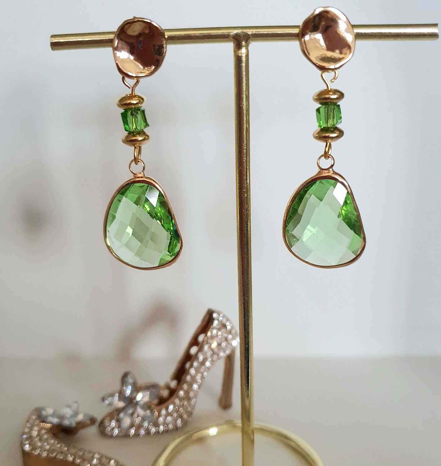 🍀 Boucles d&#39;oreilles dorées. Pendentifs sertis cristal facetté vert amande. Création artisanale. Exemplaire unique.
