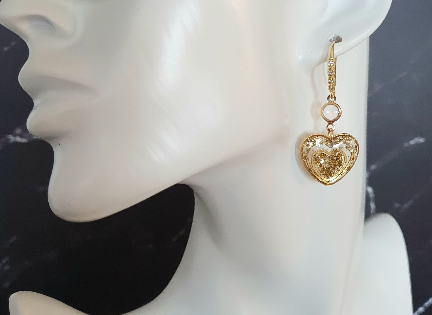 💝 Ravissantes boucles d&#39;oreilles coeurs dorés. Résine et poudre d&#39;or pailletée. Crochets d&#39;oreilles plaqués Or avec zircons. Création artisanale. Exemplaire unique.