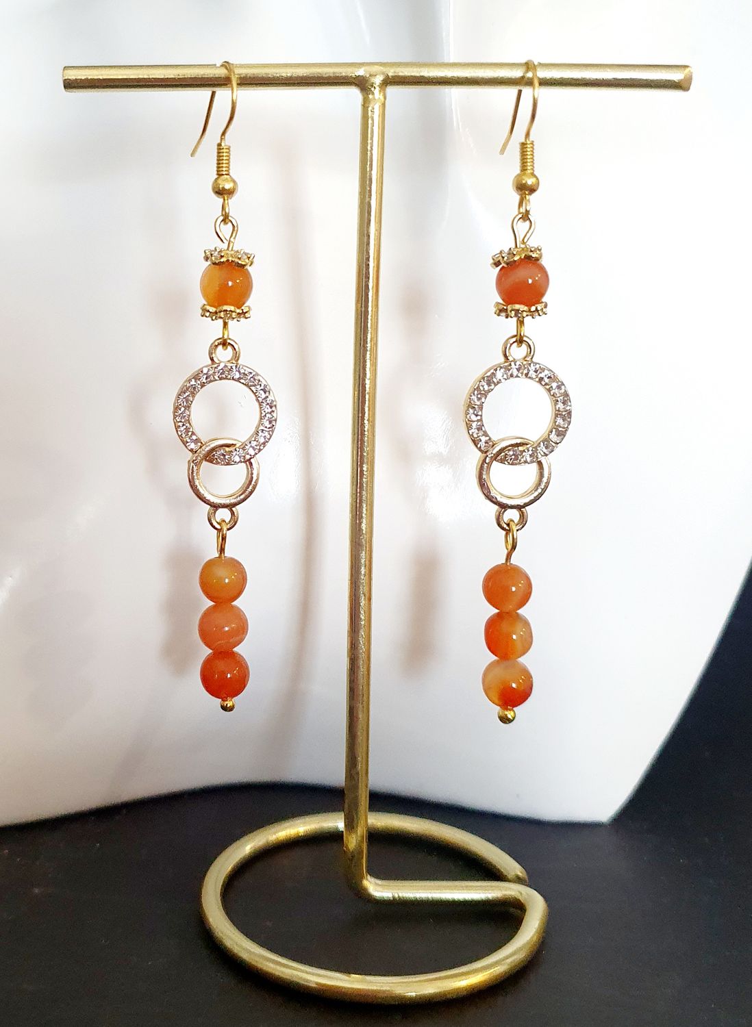 🧡 Boucles d&#39;oreilles dorées strass. Perles en véritable Agate du Botswana  🙏 ANTI-SRESS/ANTI-DÉPRESSION/ÉQUILIBRE 🙏Création artisanale. Exemplaire unique.( Ras du cou assorti disponible réf:2156)