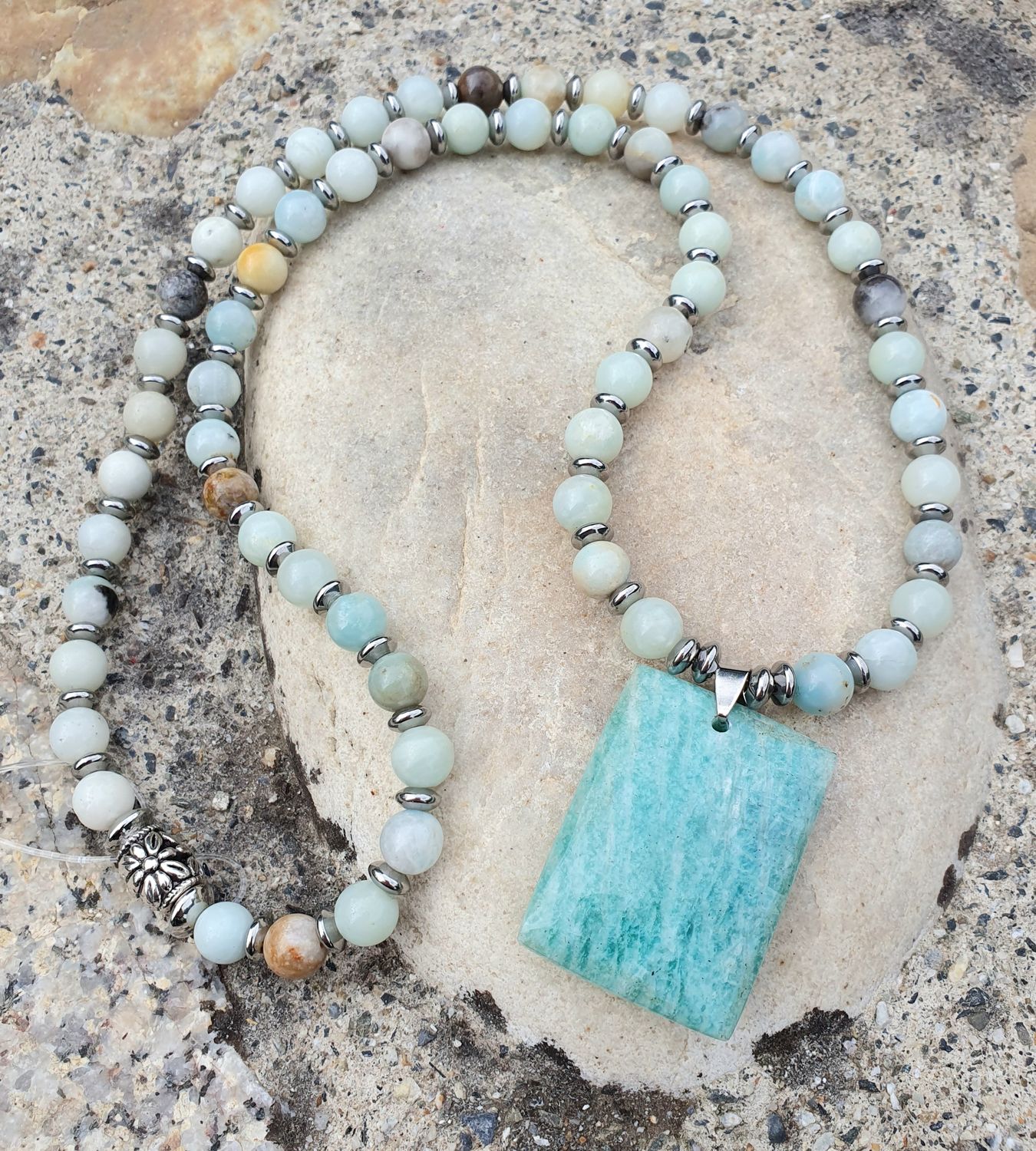 🤩 Magnifique sautoir 67cm extensible. Facile à enfiler. Perles et grand pendentif en véritable AMAZONITE BLEUE 🙏 RÉCONFORT/APAISEMENT/CRÉATIVITÉ 🙏FAIT MAIN. EXEMPLAIRE UNIQUE.