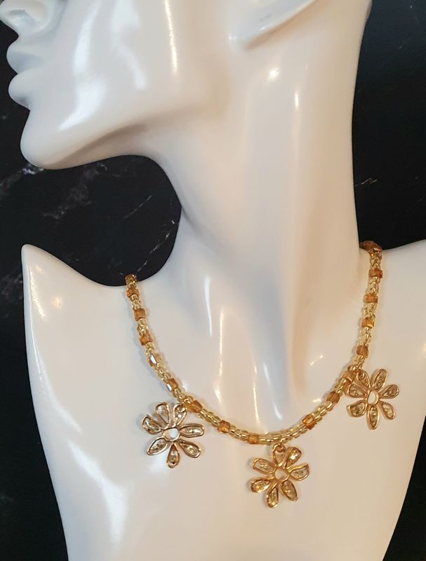 🌼🌼🌼 Très joli collier printanier ras-du-cou 40cm+5cm. Petits cubes en cristal Ambre clair et perles en verre Champagne. Pendentifs 3 fleurs résine et poudre d'or. Fait main. Modèle unique