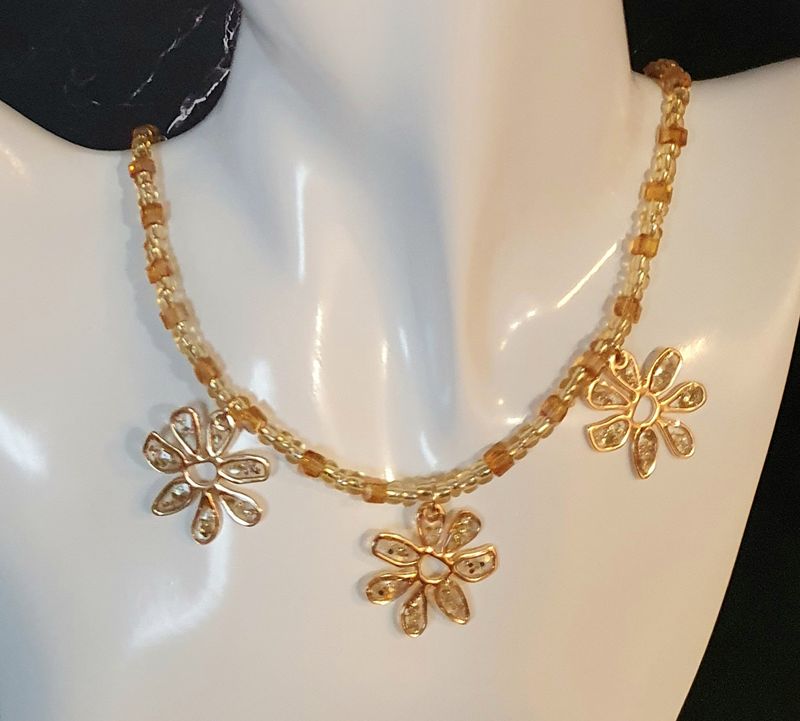 🌼🌼🌼 Très joli collier printanier ras-du-cou 40cm+5cm. Petits cubes en cristal Ambre clair et perles en verre Champagne. Pendentifs 3 fleurs résine et poudre d&#39;or. Fait main. Modèle unique