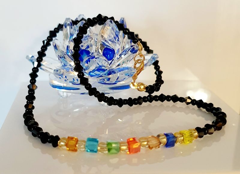 🌈 Ravissant collier ras-du-cou 40cm. Perles toupies en cristal noir brillant. Petits cubes de cristal multicolores. Création artisanale. (Bracelet assorti disponible réf:2161 voir photo)