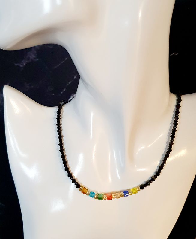 🌈 Ravissant collier ras-du-cou 40cm. Perles toupies en cristal noir brillant. Petits cubes de cristal multicolores. Création artisanale. (Bracelet assorti disponible réf:2161 voir photo)