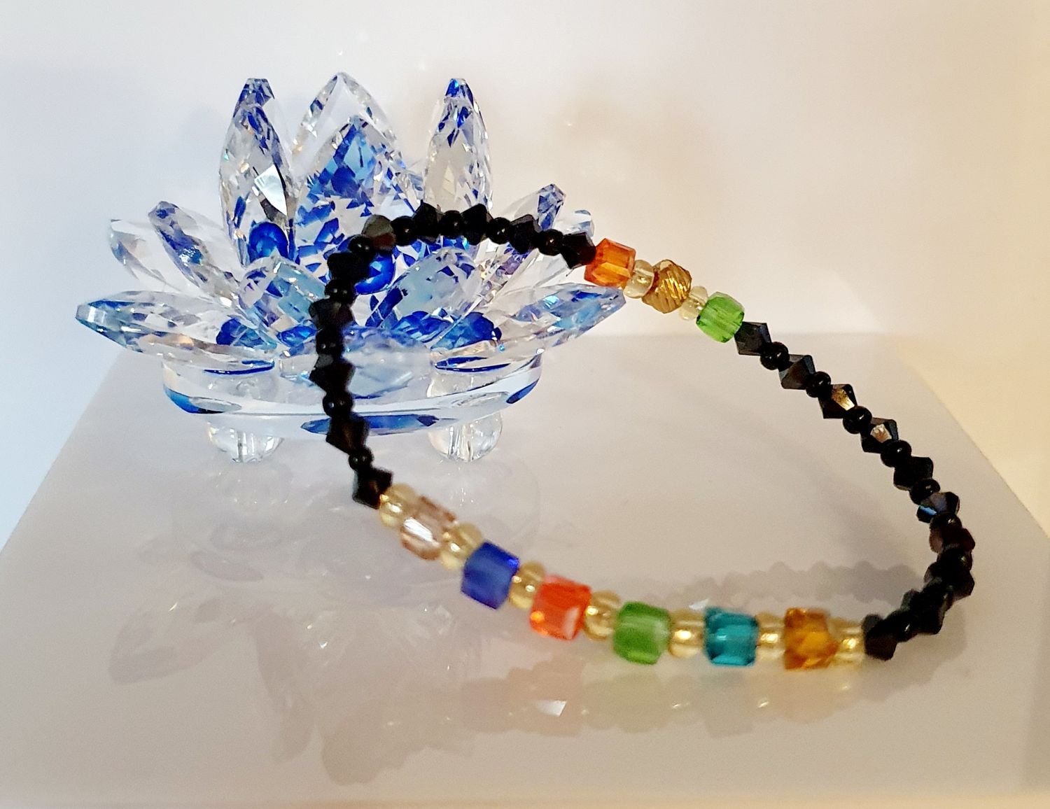 🌈 Bracelet extensible T.standard 17,5cm. Perles toupies en cristal noir brillant. Petits cubes facettés en cristal multicolores. Fait main (Collier assorti disponible réf:2160 voir photo)