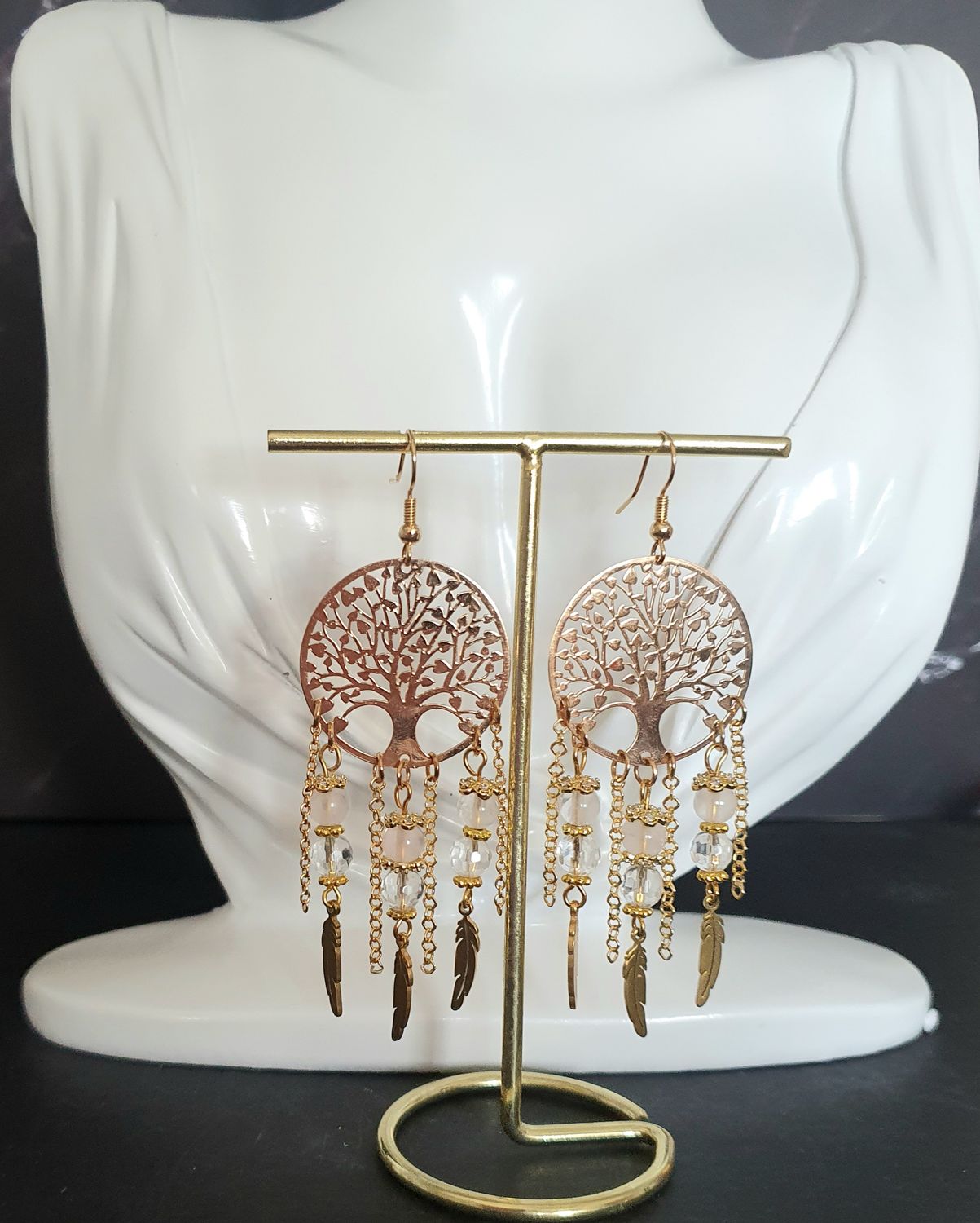 🌸💗 Douceur et Féminité 💄Magnifiques boucles d&#39;oreilles dorées Attrape-rêves arbre de vie. Perles facettées en CRISTAL DE ROCHE et QUARTZ ROSE. Création artisanale. Exemplaire unique.