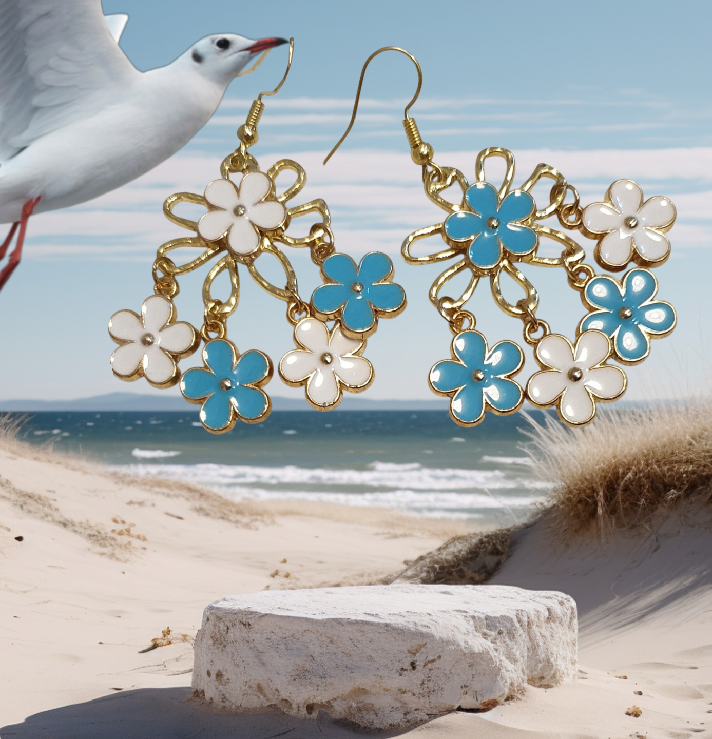 🐦🌸 Bucoliques 🌸🐦 Boucles d&#39;oreilles dorées fleurs bleues et blanches inversées.Idéales pour sublimer vos tenues estivales ⛱️🌞 Collier assorti disponible réf:2164 (voir photo) Création artisanale.