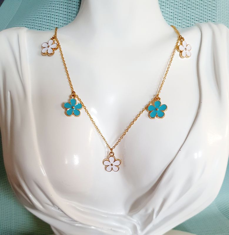 🐦🌸 Bucolique 🌸🐦 Ravissant collier en acier doré inoxydable 41cm + 6cm. Pendentifs petites fleurs émaillées bleues et blanches. Boucles d&#39;oreilles assorties disponibles Réf:2163 (voir photo)