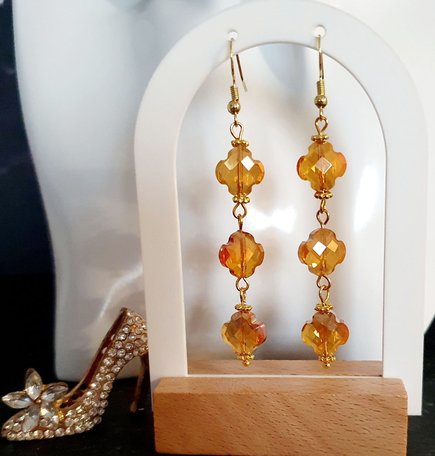 🍀💎 Rafinées et scintillantes 💎🍀 Boucles d&#39;oreilles dorées trèfles en verre facetté couleur ambre. Ultra féminines 💄 et très légères à porter 🪶🪶 Création artisanale. Modèle unique.