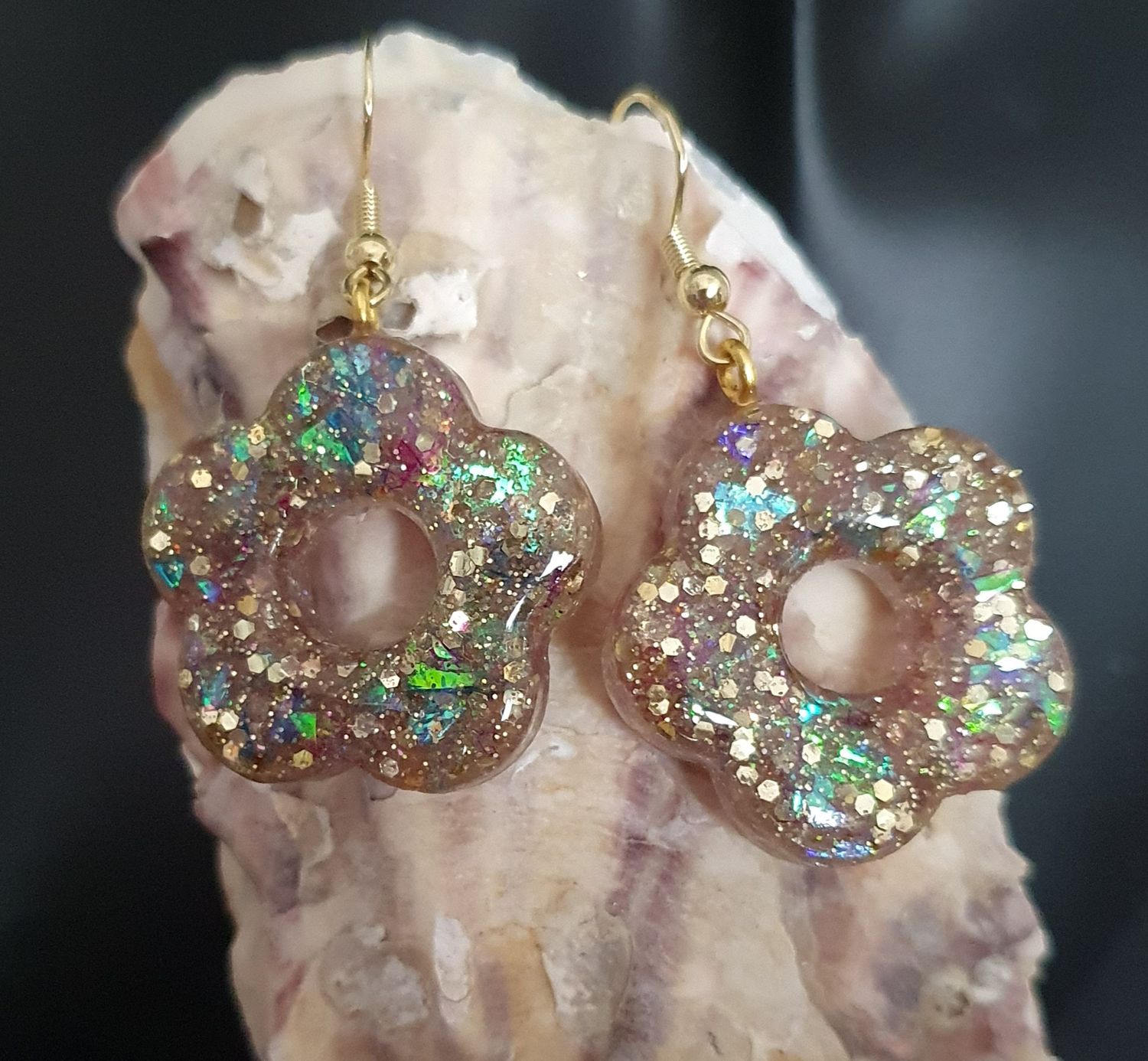 🌸 Florales 🌸 Très jolies boucles d&#39;oreilles fleurs en résine pailletée rose holographiques. Très légères à porter. Création artisanale. Modèle unique.