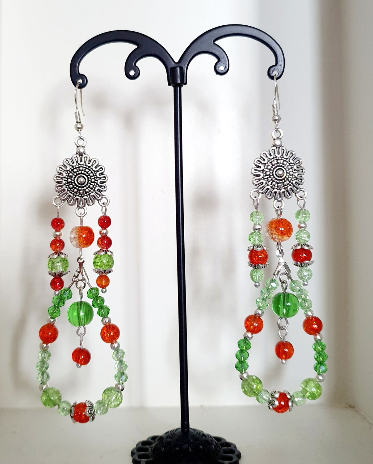 💃 BOHÊME CHIC 💃 Acidulées et scintillantes.  Boucles d&#39;oreilles gouttes. Soleils en acier inoxydable et perles en verre craquelé, rouge orangées et vert d&#39;eau. Création artisanale. Modèle unique.