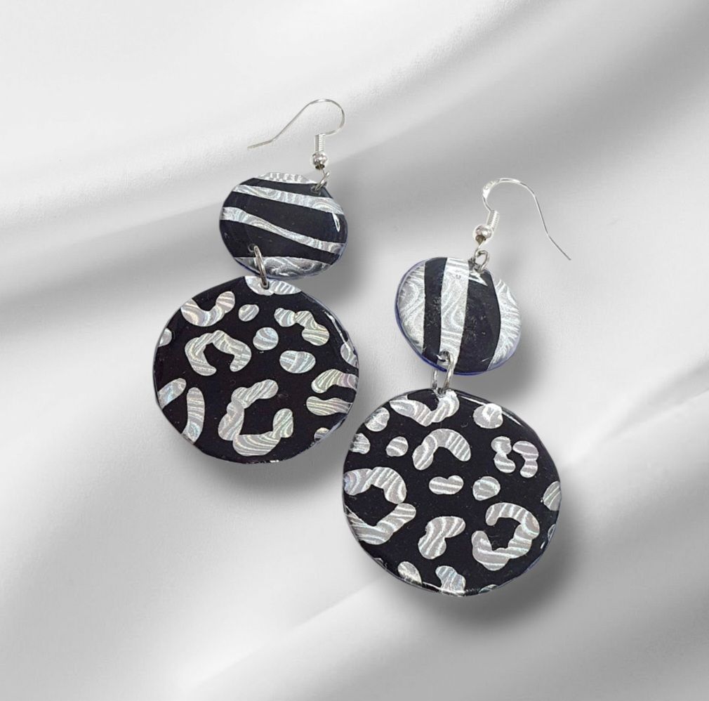 🦓 IMPRIMÉ ANIMAL 🦓 Boucles d&#39;oreilles tendances. Imprimé noir et blanc Zèbre/Léopard 🐆 Ultra légères à porter. Fait main. Exemplaire unique.