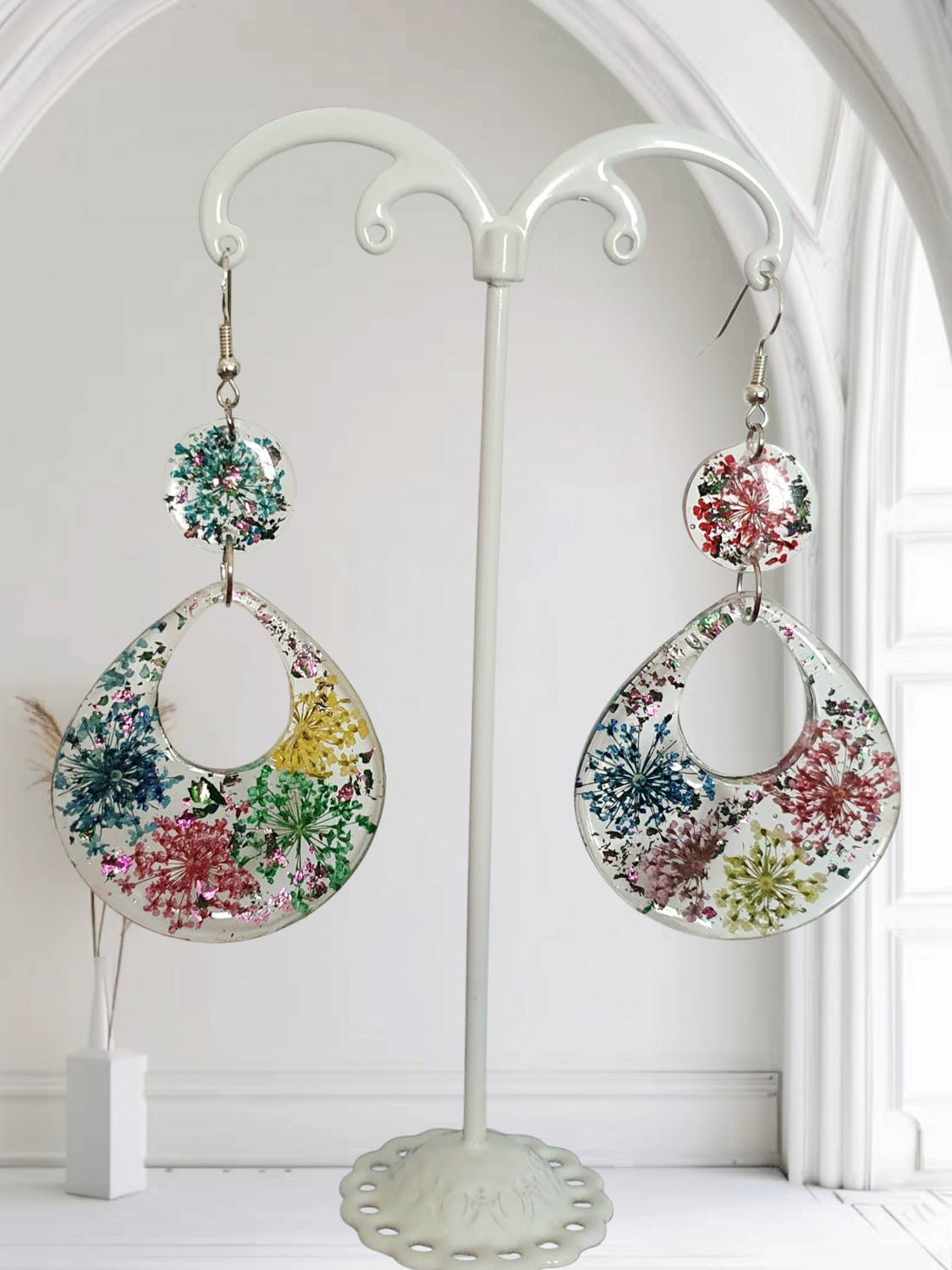 🌸🌼 FLORALES 🌼🌸 Boucles d&#39;oreilles gouttes en résine transparente et véritables petites fleurs sechées multicolores. Création artisanale. Exemplaire unique.