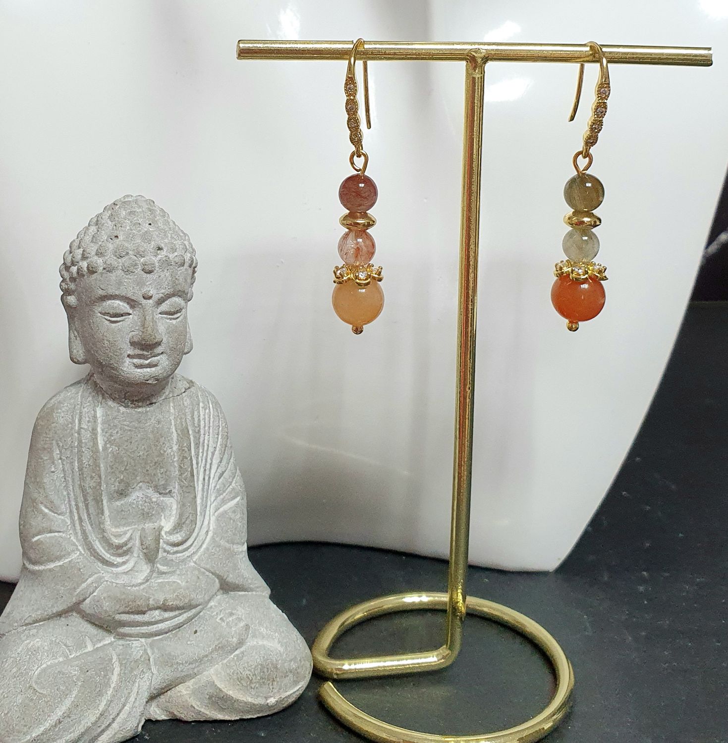 🙏QUARTZ RUTILE 🙏 Très belles boucles d&#39;oreilles en acier doré inoxydable. Perles en véritable Quartz rutile grade 5A de haute qualité. CRÉATIVITÉ/VOLONTÉ/ÉNERGIE POSITIVE. Faites main. Modèle unique