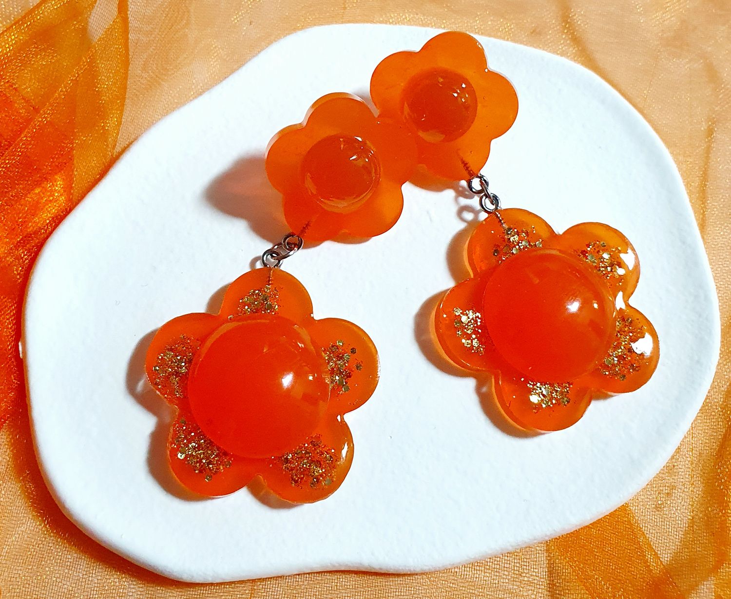 🍭🍬 Bonbons acidulés 🍬🍭 Estivales aux couleurs acidulées 🌞🍊 Boucles d&#39;oreilles fleurs en résine transparente orange. Paillettes et poudre d&#39;Or. Entièrement réalisées à la main. Modèle unique 💖