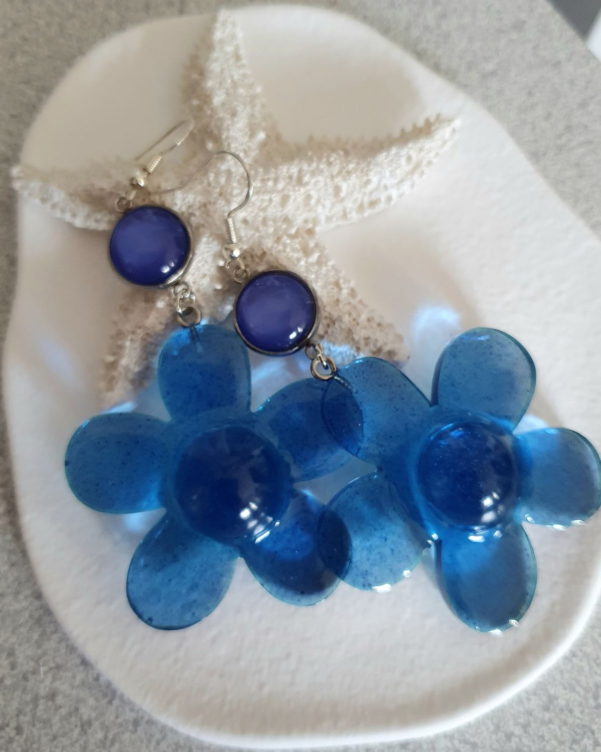 🌊 Bleu de mer 🌊 Très jolies boucles d&#39;oreilles fleurs en résine vitrail bleu de mer. Cabochons Polaris. Création artisanale. Modèle unique.