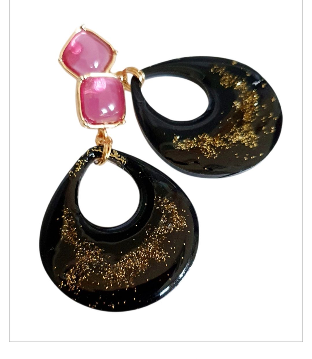 🖤💜 Élégance intemporelle du Noir 💜🖤  Boucles d&#39;oreilles gouttes en résine noire et poudre d&#39;Or ✨️ Boutons d&#39;oreilles carrés en verre mauve. Création artisanale. Exemplaire unique.