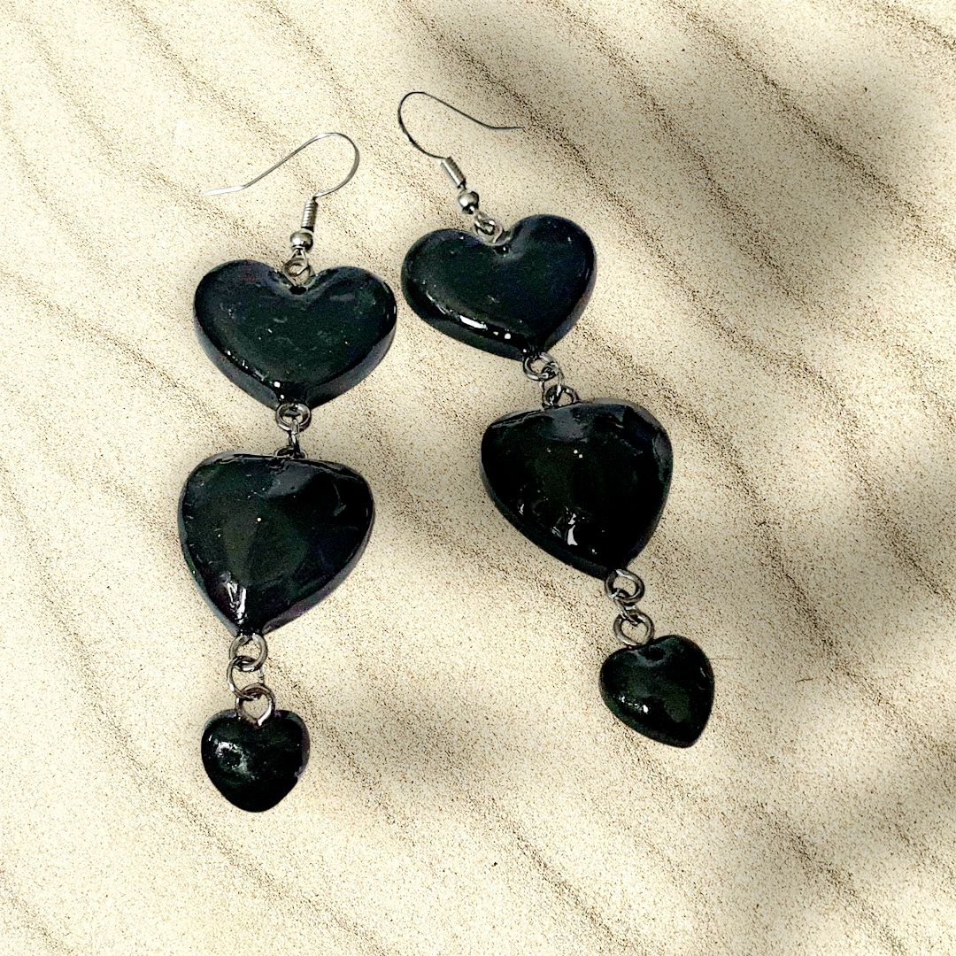 🖤 Trio de Coeurs noirs 🖤 Élégantes et intemporelles. Boucles d&#39;oreilles déclinaison de 3 cœurs en résine noire brillante. Fait main. Exemplaire unique.