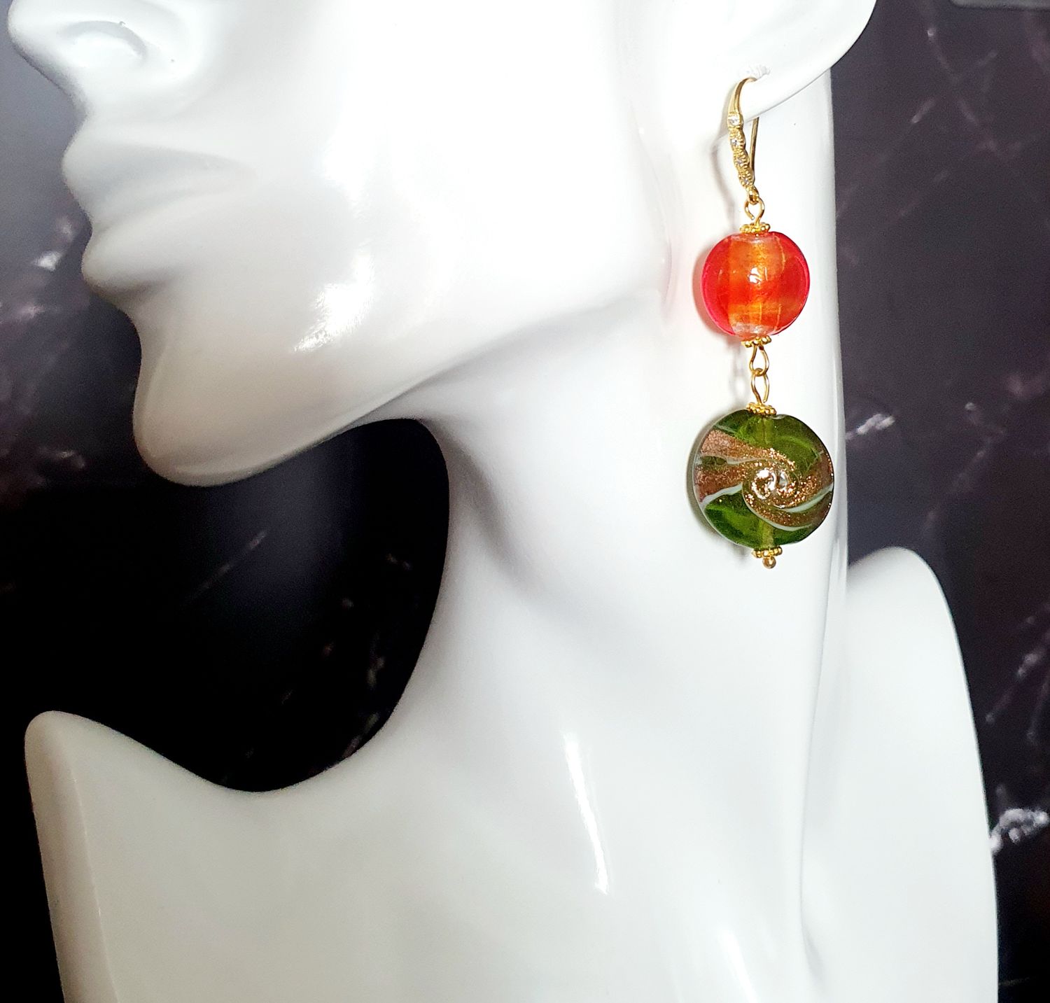 🇮🇹 Perles galets en verre de Murano 🇮🇹 Magnifiques boucles d&#39;oreilles galets translucides émeraude et orange. Volutes poudrées d&#39;Or. Création artisanale. Modèle unique.