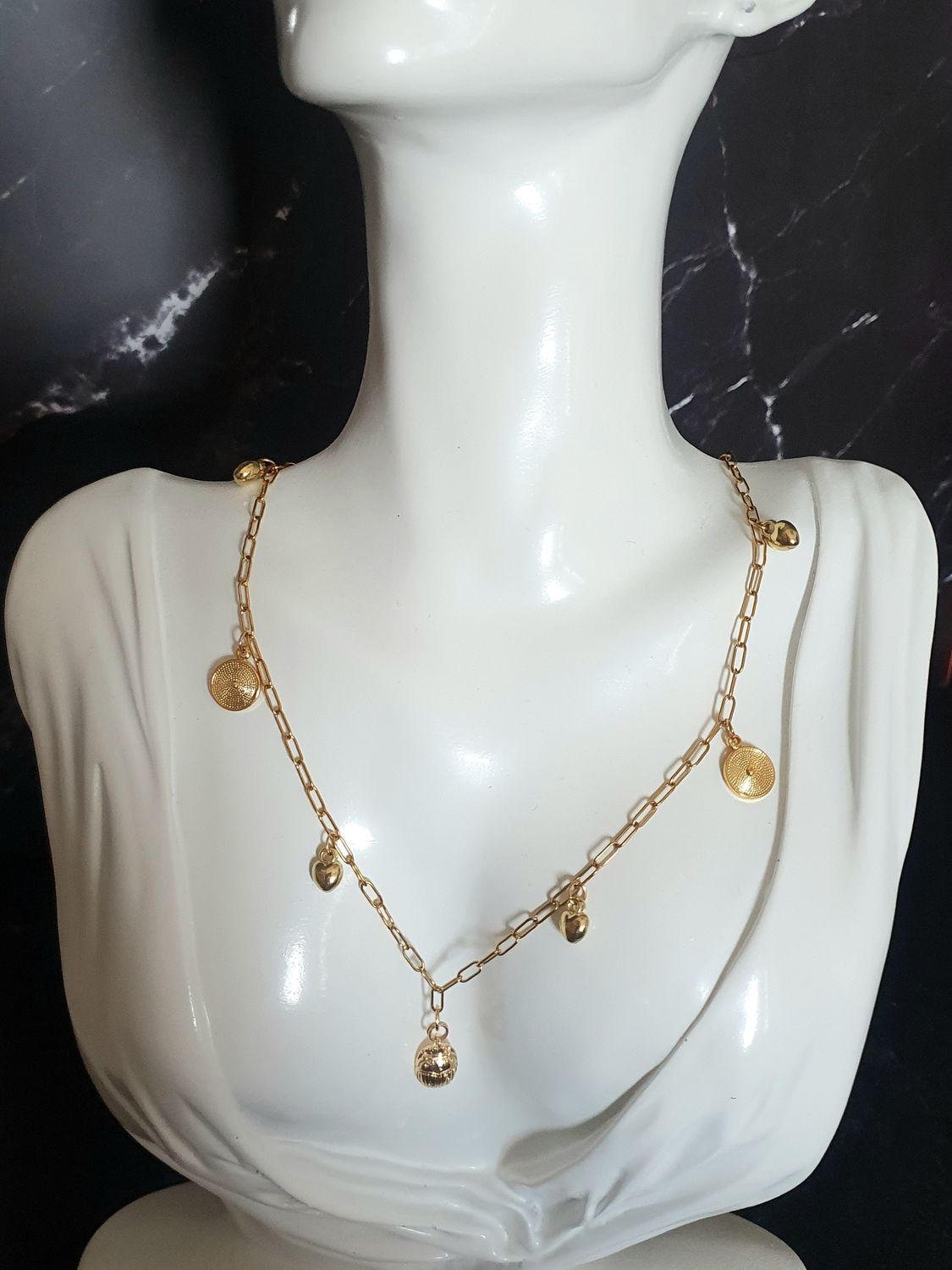 💖 Très joli collier 45cm/50cm en acier inoxydable. Pendentif scarabée porte-bonheur et médaillons texturés dorés à l&#39;or fin 24K Premium. Création artisanale. Exemplaire unique.