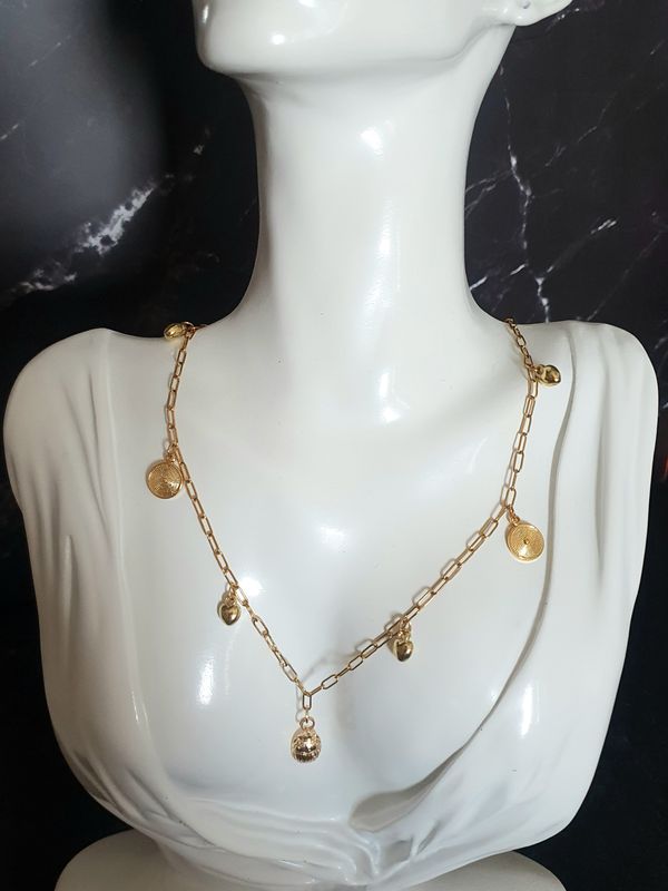 💖 Très joli collier 45cm/50cm en acier inoxydable. Pendentif scarabée porte-bonheur et médaillons texturés dorés à l&#39;or fin 24K Premium. Création artisanale. Exemplaire unique.