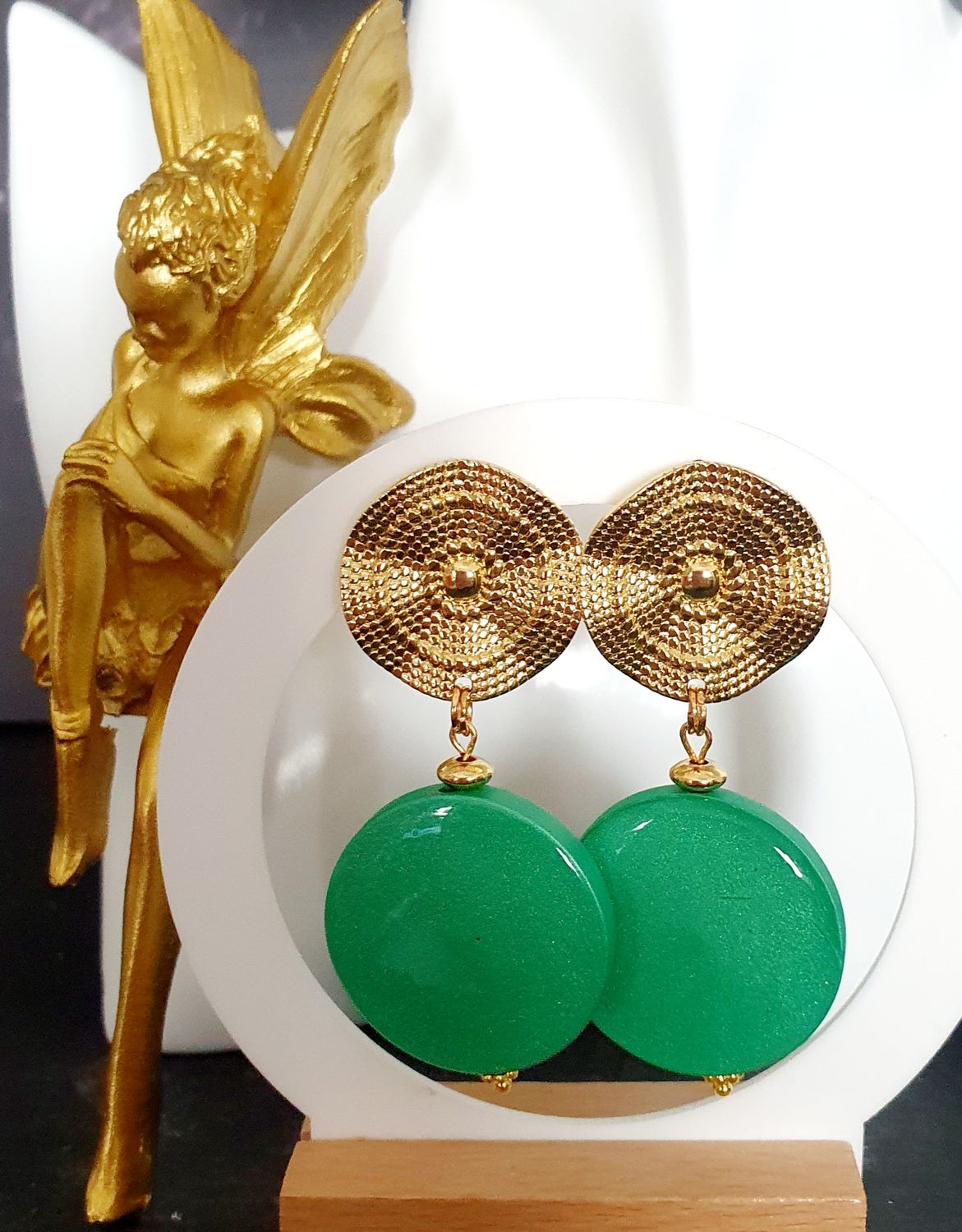 🌞Boucles d&#39;oreilles Soleils ondulés martelés en acier doré inoxydable. Pendentifs ronds en bois vert émeraude résinés 🟢Ultra féminines. Très légères à porter. Création artisanale.Exemplaire unique.