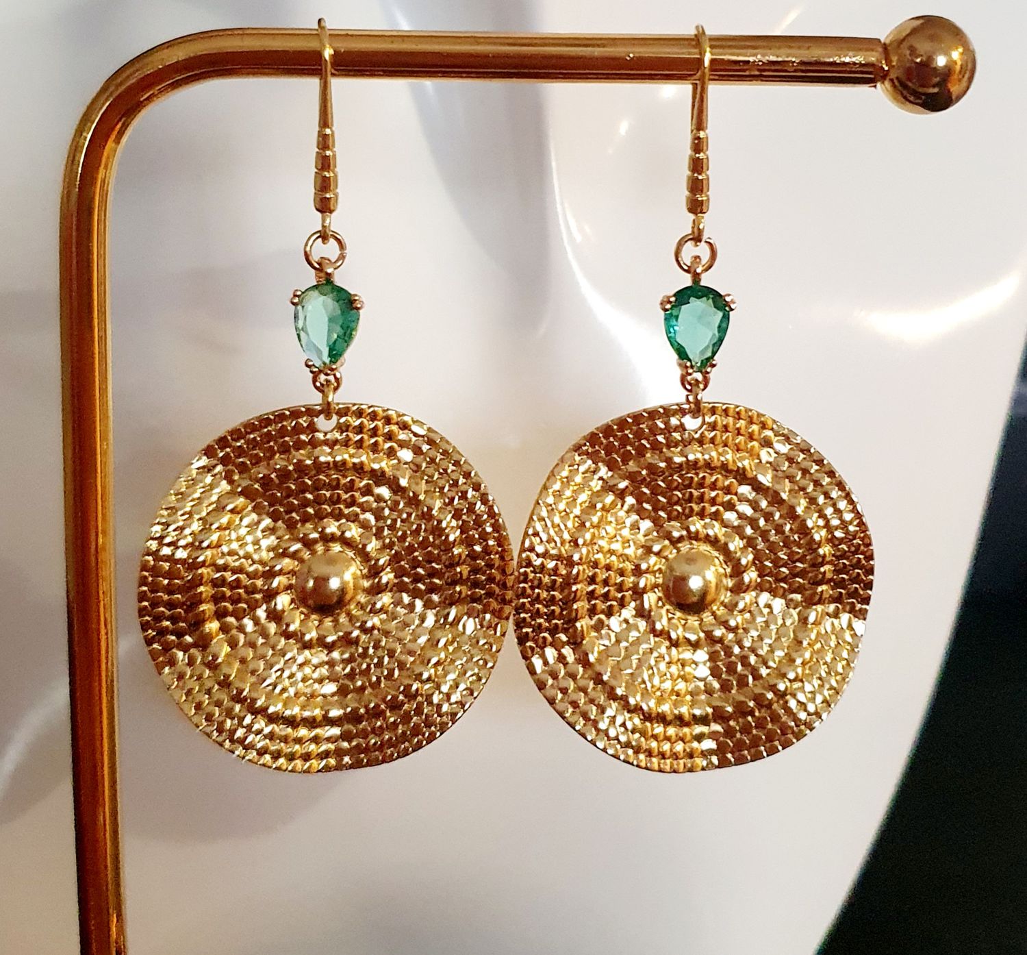 🌞 Boucles d&#39;oreilles Soleils dorés ondulés martelés. Cristal facetté bleu Azur. Idéales pour sublimer vos tenues d&#39;été ⛱️  Création unique.