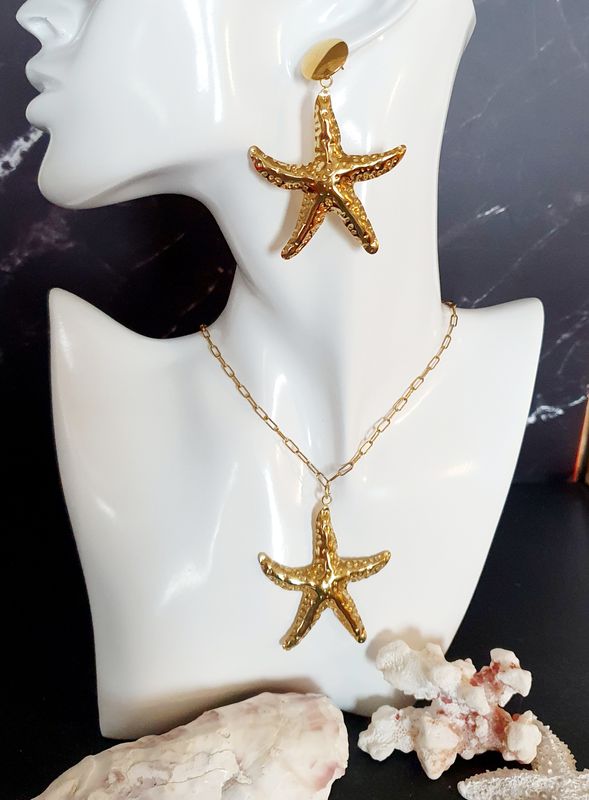 ⭐️🌊 Superbe collier Étoile de mer ⭐️🌊 Acier doré inoxydable. Long. de la chaînette 45cm + 5cm chaînette de confort. À assortir avec les boucles d'oreilles Réf:2183( voir photo) 📸 Création unique.