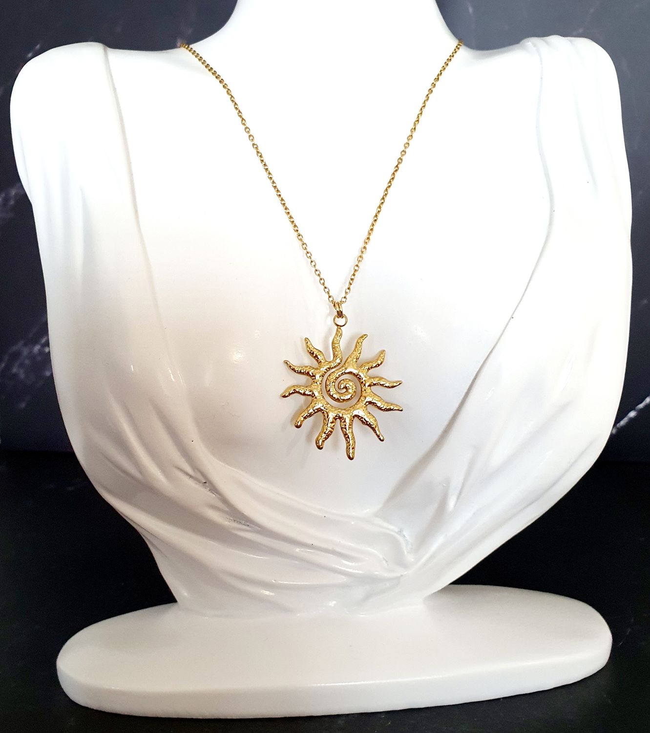 🌞 Très joli collier Soleil 🌞 en acier doré inoxydable texturé. Chaînette 50cm. (Boucles d&#39;oreilles assorties disponibles Réf:2185) voir photo 📷