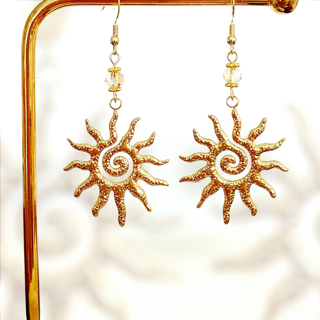 🌞 Boucles d&#39;oreilles Soleils en acier doré inoxydable texturé. Perles facettées en Cristal Champagne. Ultra féminines et parfaites pour l&#39;été ⛱️ Création unique.