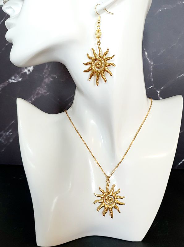 🌞 Très joli collier Soleil 🌞 en acier doré inoxydable texturé. Chaînette 50cm. (Boucles d'oreilles assorties disponibles Réf:2185) voir photo 📷