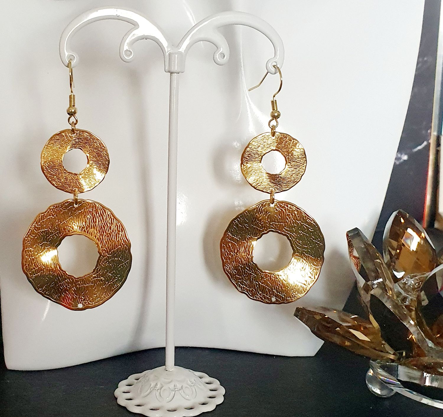 💖 Boucles d&#39;oreilles disques texturés ondulés en acier doré inoxydable. Légères à porter. Création artisanale. Exemplaire unique.