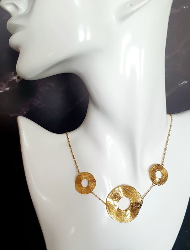 💖 Magnifique collier 45cm +8cm chaînette de confort. Disques texturés ondulés en acier doré inoxydable. Création artisanale. Exemplaire unique.