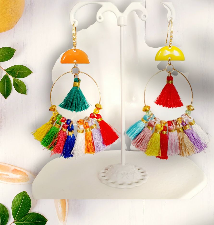 🌈 Pompons multicolores 🌈 Idéales pour donner du peps à vos tenues d&#39;été ⛱️🌞 Créoles en acier doré inoxydable ultra féminines 💄 et très légères à porter. Création artisanale. Exemplaire unique.