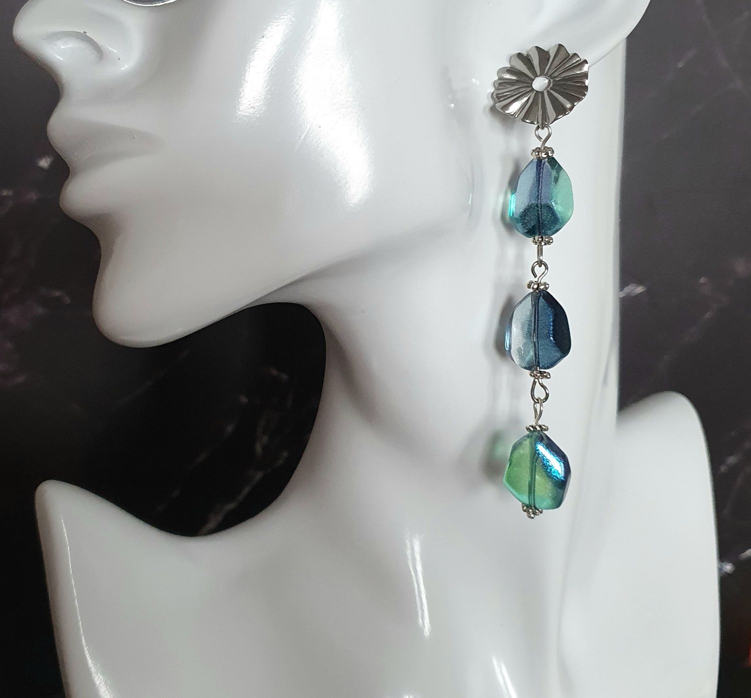 💎💎 Boucles d&#39;oreilles perles baroques en verre, scintillantes aux reflets bleus/vert/violet changeants selon la lumière 🌞 Création artisanale. Exemplaire unique.