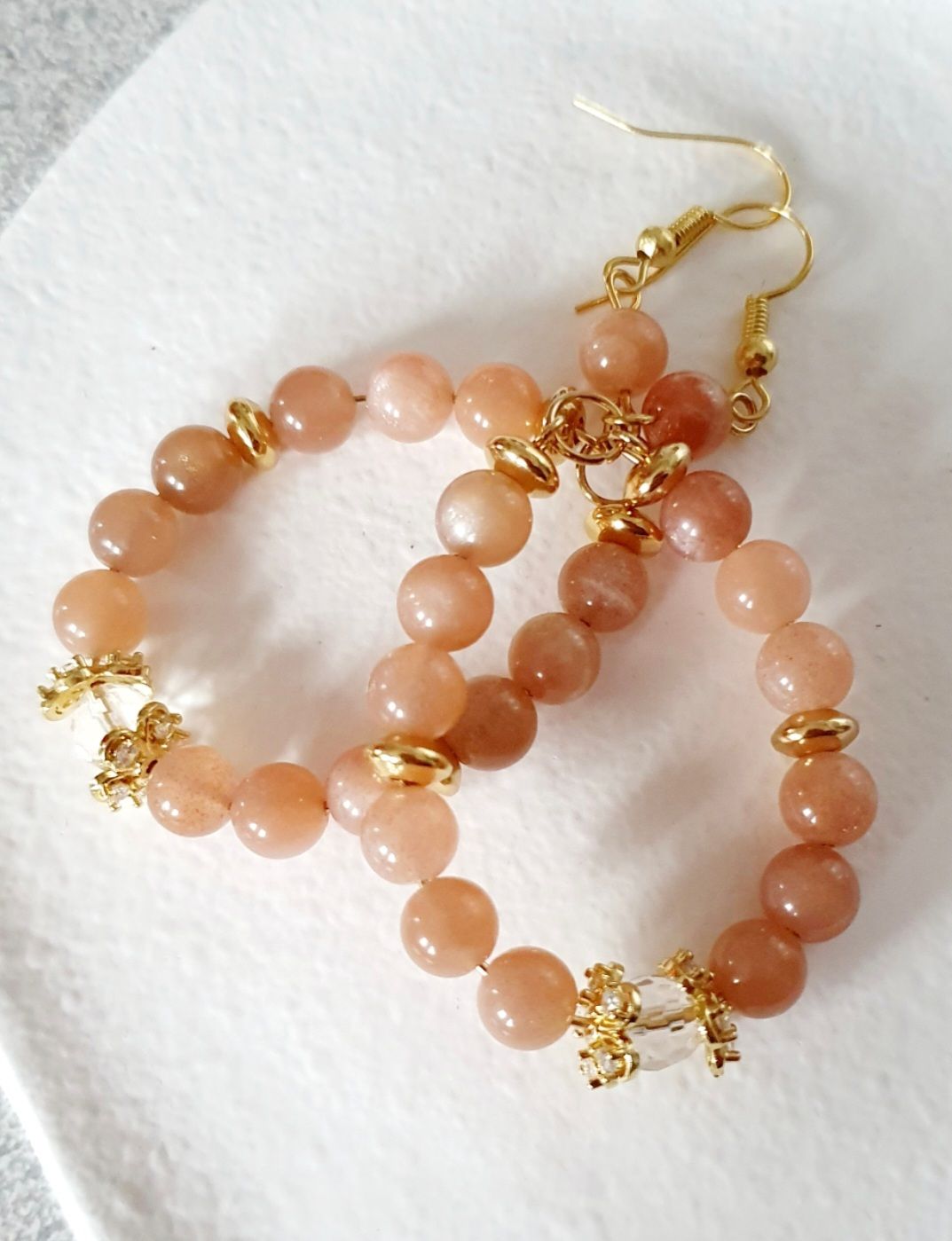🙏 PIERRE DE SOLEIL/CRISTAL DE ROCHE 🙏 ÉNERGIE/CRÉATIVITÉ/CLARTÉ D&#39;ESPRIT Belle synergie avec ces boucles d&#39;oreilles gouttes dorées faites main. Exemplaire unique.