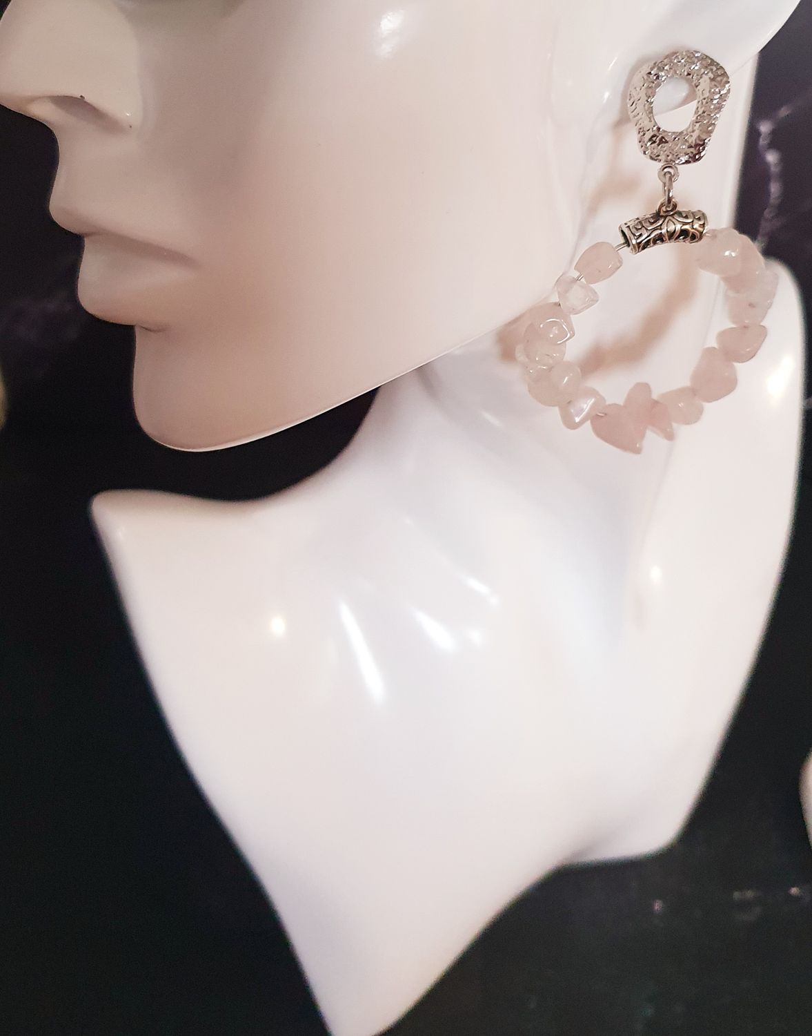 🙏AMOUR/PAIX/SÉRÉNITÉ🙏 Magnifiques créoles Chips de QUARTZ ROSE. Bélière tibétaine et boutons d&#39;oreilles en acier inoxydable. Faites main. Exemplaire unique.