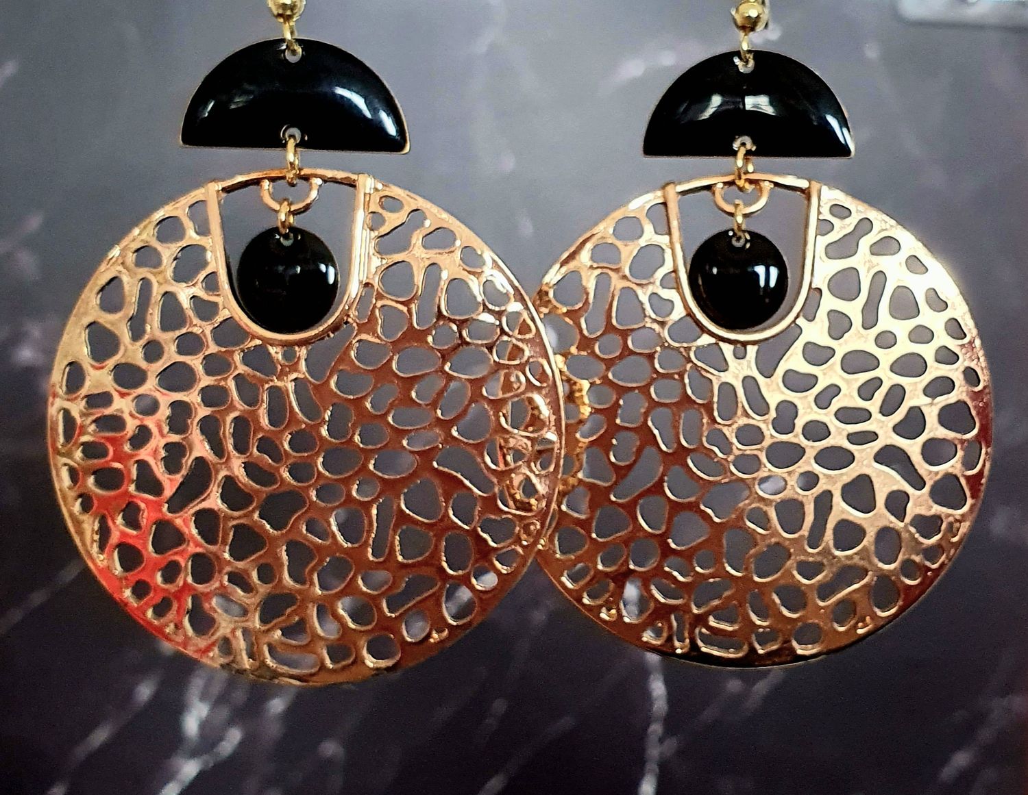 🖤💛 NOIR/OR 💛🖤 Grandes et élégantes boucles d&#39;oreilles boucliers, ciselées en acier inoxydable.  Sequins en émail brillant noir. Exemplaire unique.