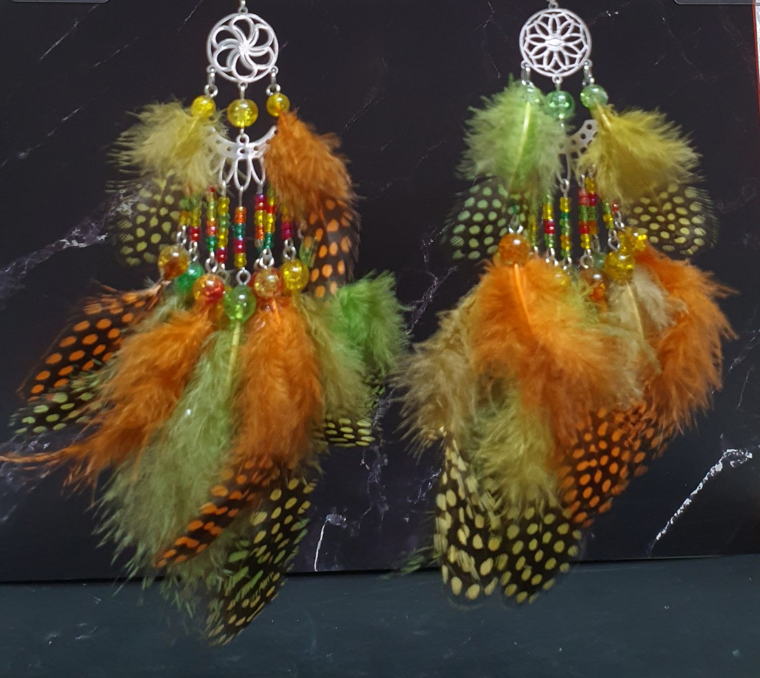💃 Magnifiques boucles d&#39;oreilles Bohême. Véritables plumes de poules teintées et perles en verre craquelé. Légères à porter. Long.19cm. Entièrement faites main. Exemplaire unique.