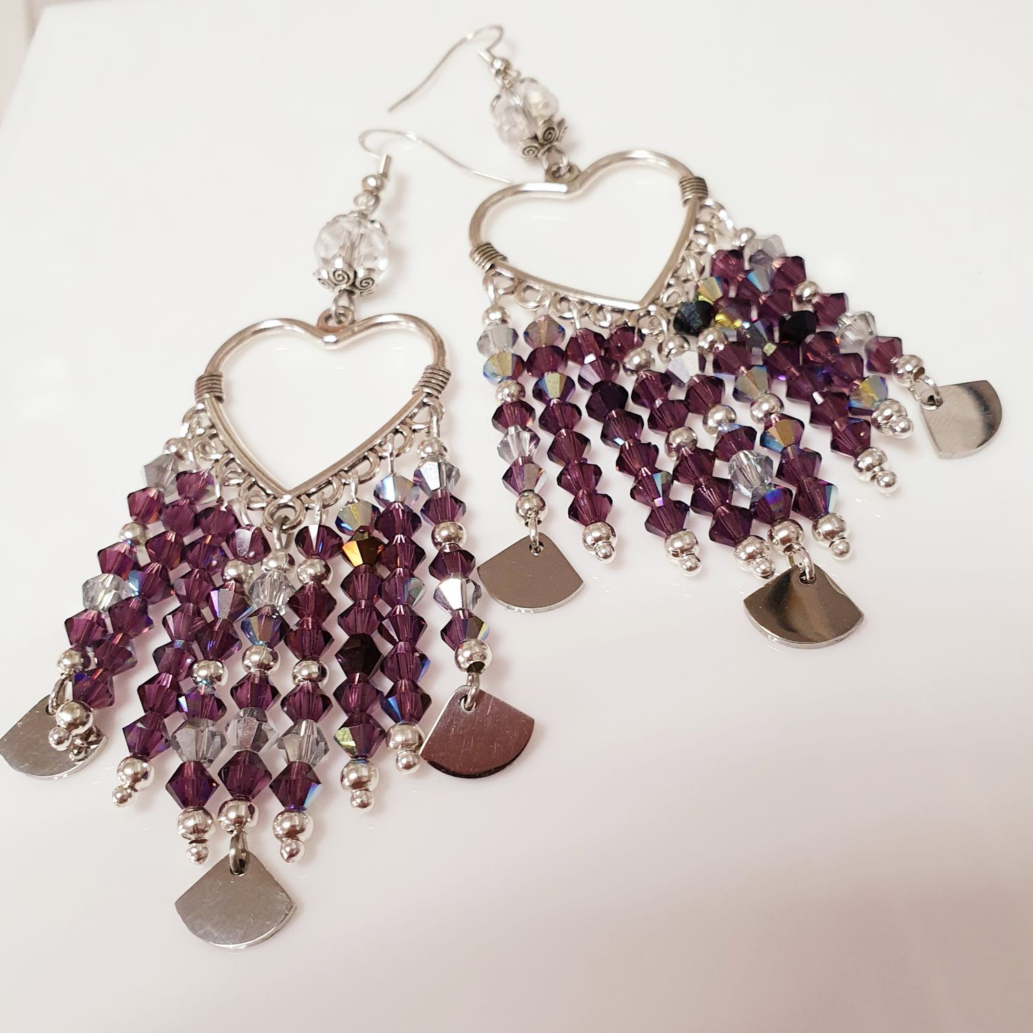 💗 ROMANTIQUES 💗 Boucles d&#39;oreilles chandeliers cœurs en acier inoxydable. Perles toupies en cristal violet et argenté. Légères à porter. Création artisanale. Exemplaire unique.